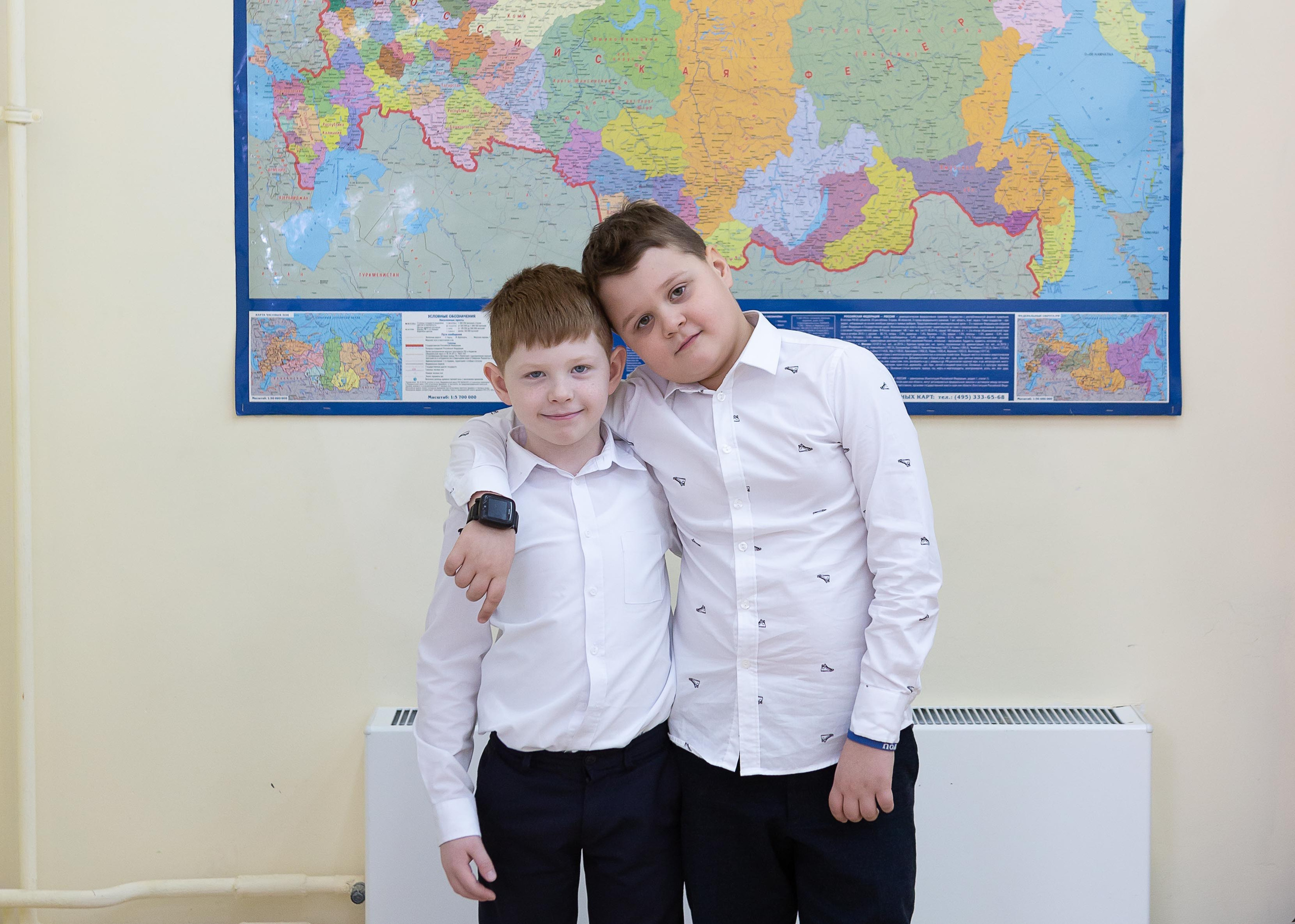 Друзья смотрят в камеру