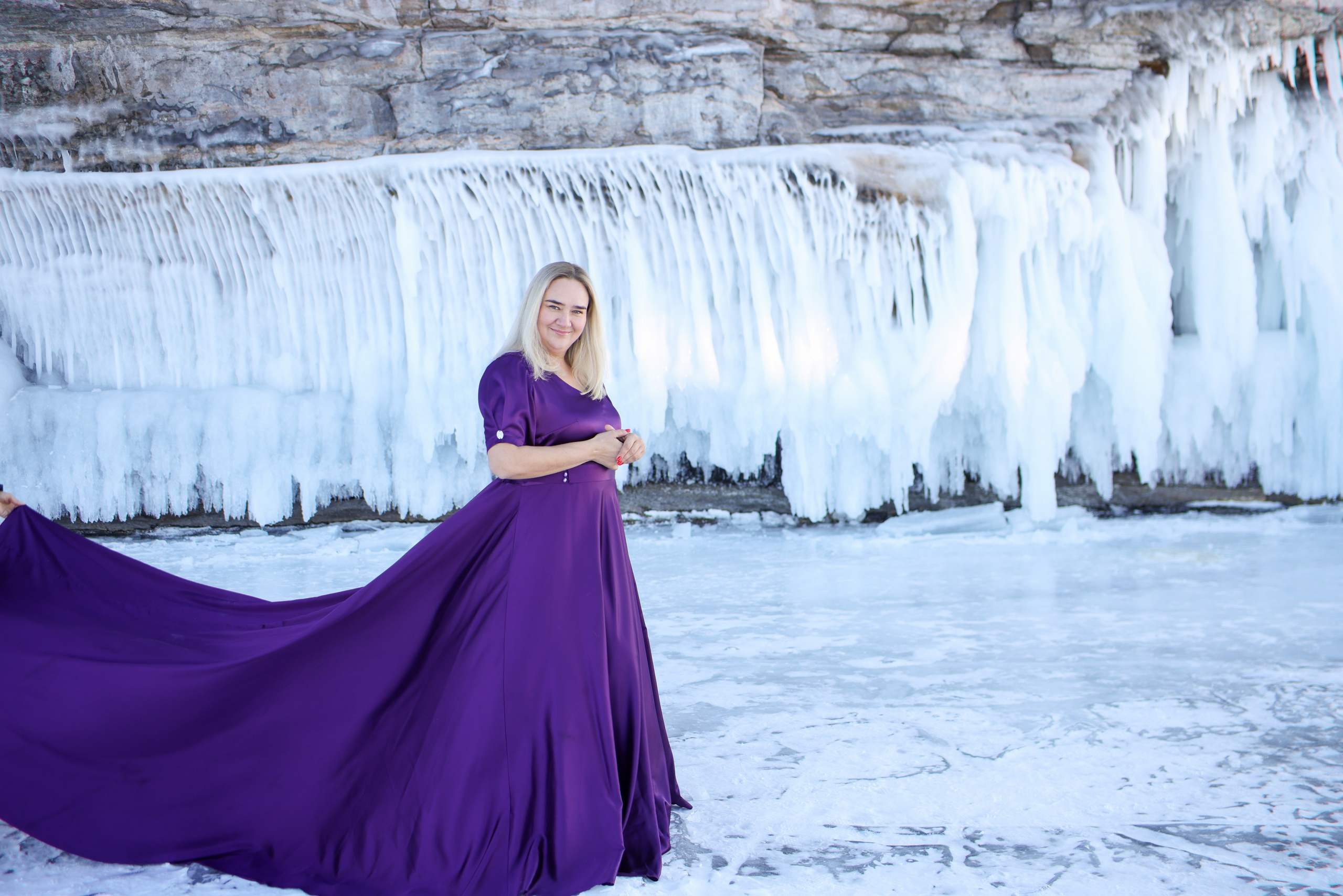 Платье атласное со шлефом фиолетового цвета 56-58 рр напрокат на фотосессию на Байкале