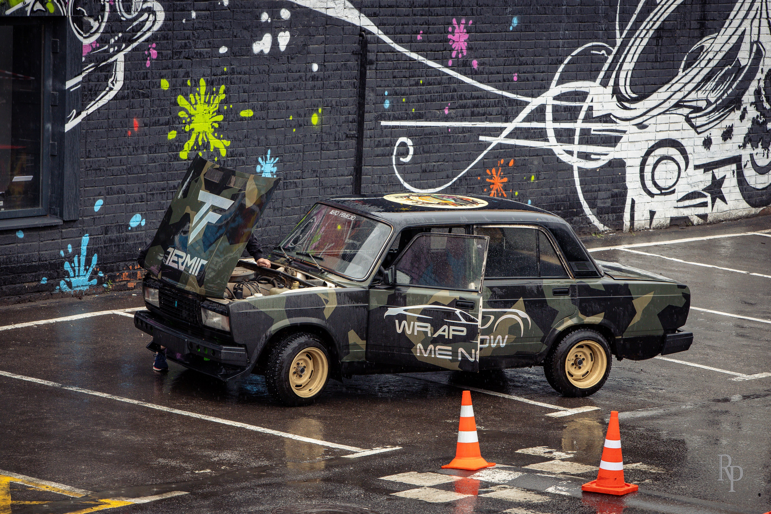 SHOWDOWN. Rusty Photographer