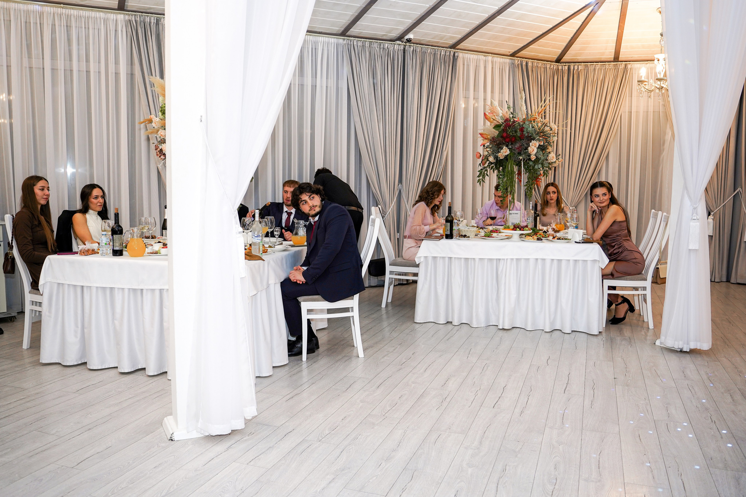 Свадебный банкет в беседке. Свадебный фотограф в Ростове-на-Дону. Таинство Крещения и Венчания, семейные фотосессии. Алёна Чёботова
