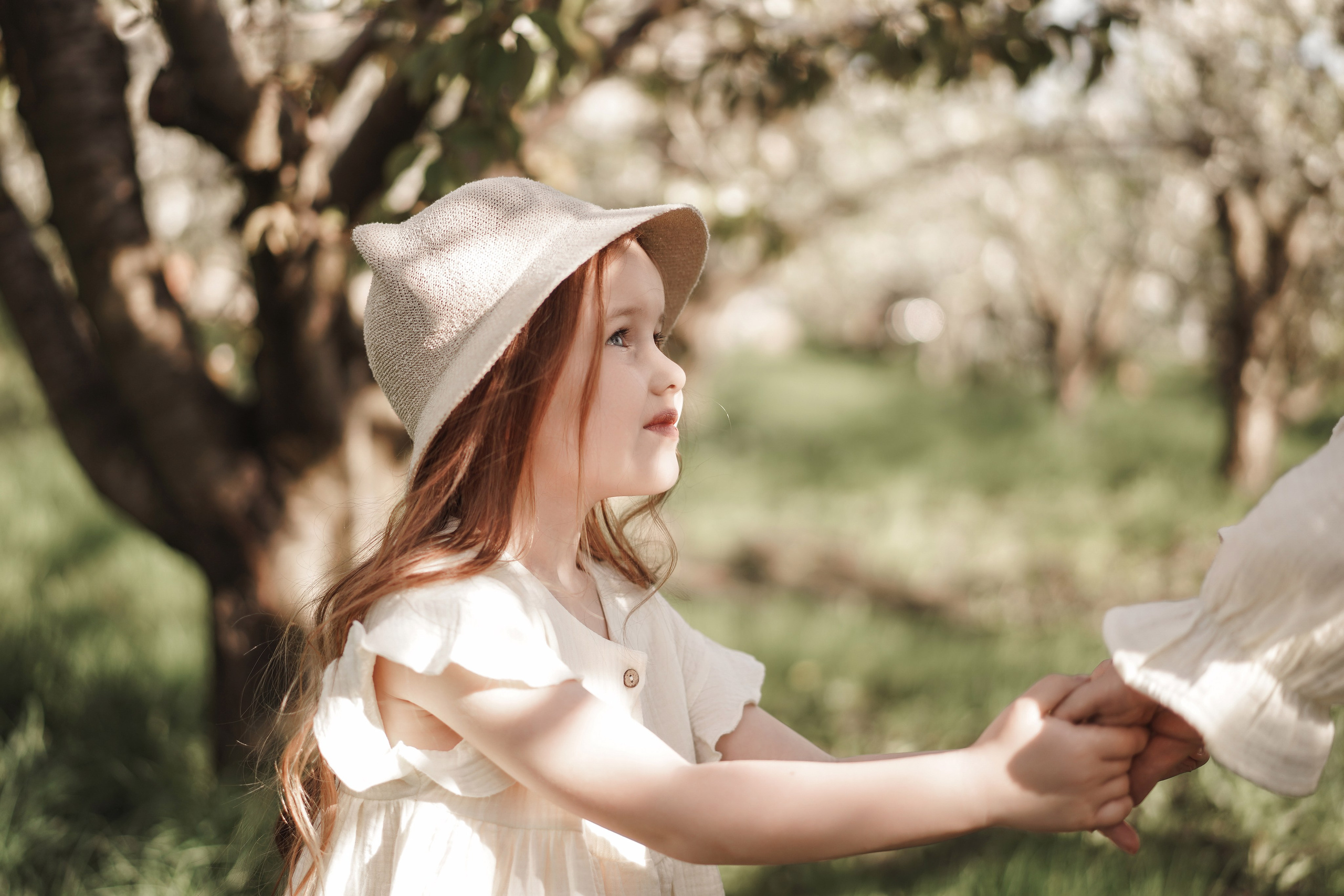 Семейная фотосессия на цветущих садах. Свадебный фотограф в Ростове-на-Дону. Таинство Крещения и Венчания, семейные фотосессии. Алёна Чёботова