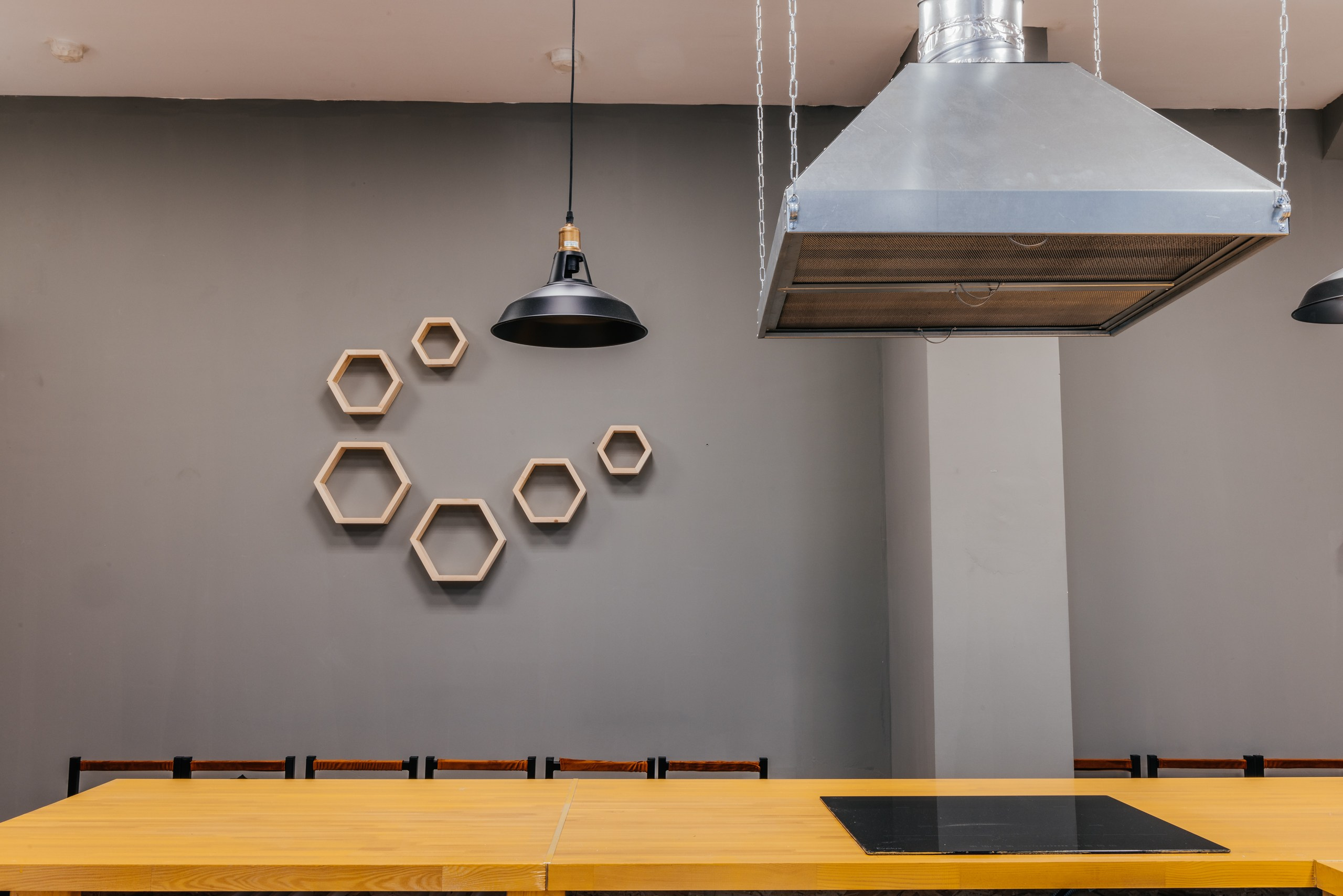 Интерьер Кулинарной, Гончарной, Стрелковой студии. Фотограф Алексей Солопов