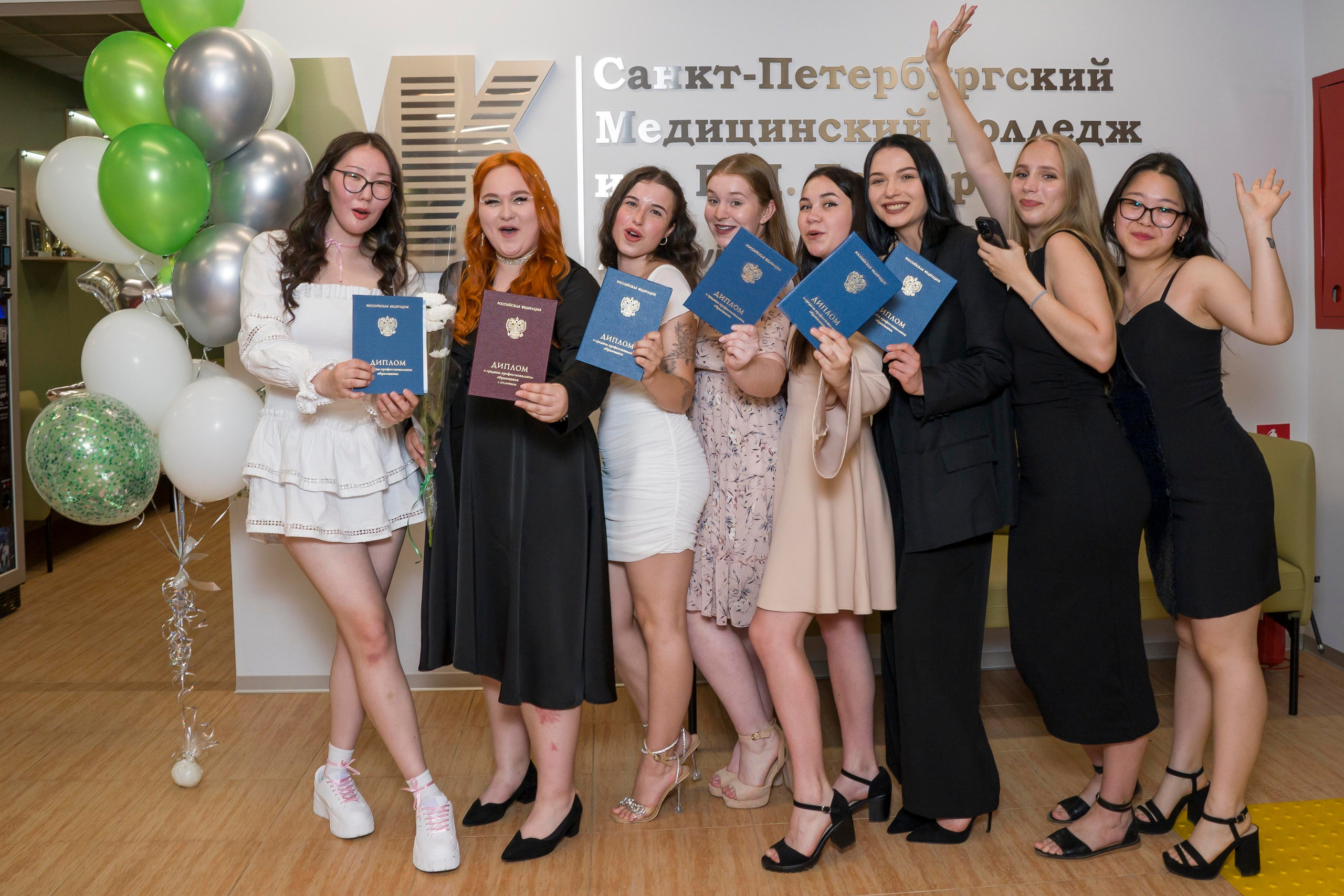 Выпускной в медколледже. Фотограф в Санкт-Петербурге. Репортажная и все съёмки для бизнеса