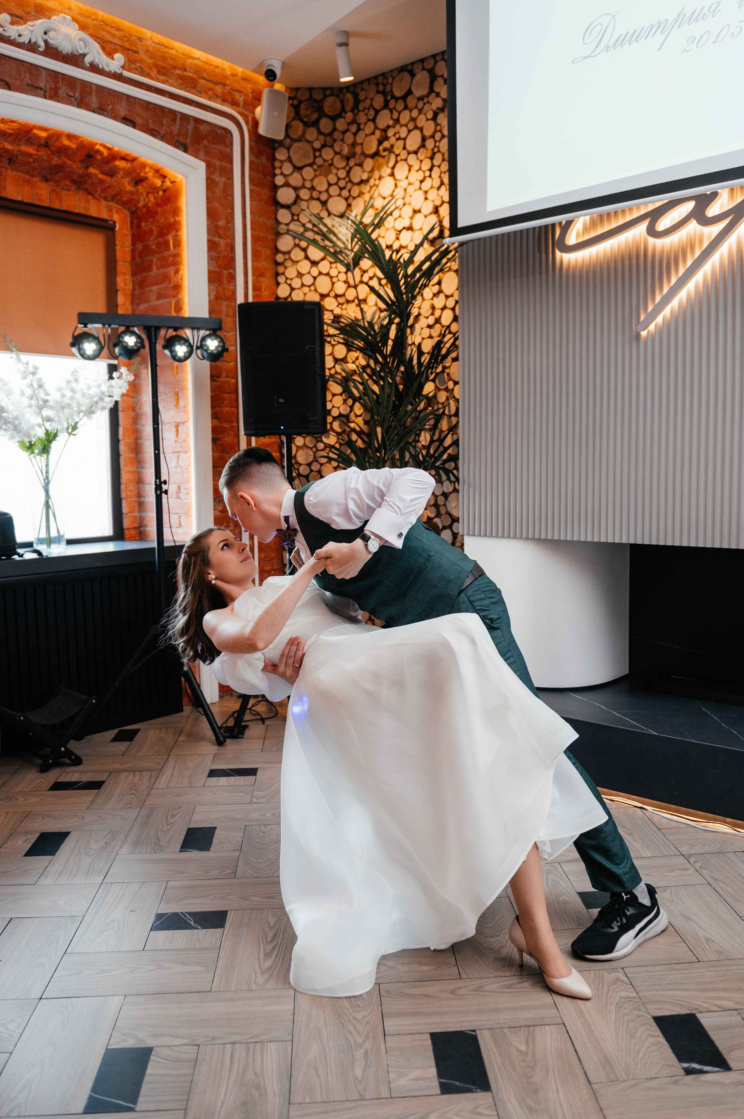 Первый свадебный танец в ресторане.