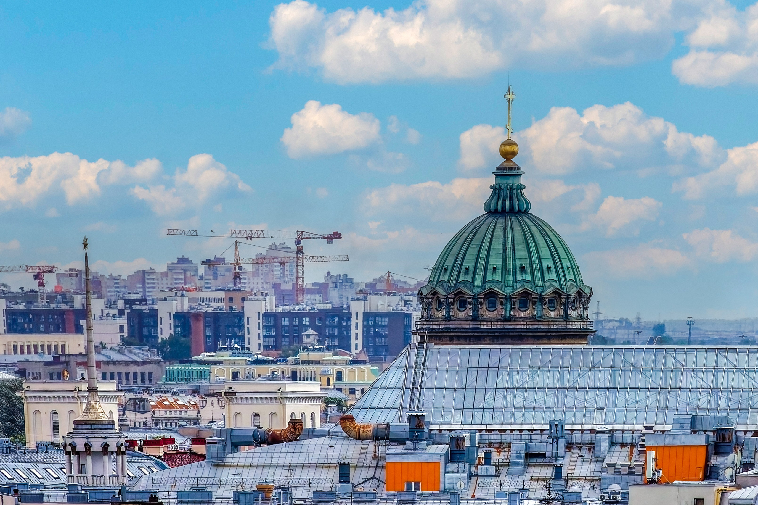 Вид со смотровой площадки Петропавловского собора на купол Казанского кафедрального собора на Невском проспекте Санкт-Петербурга