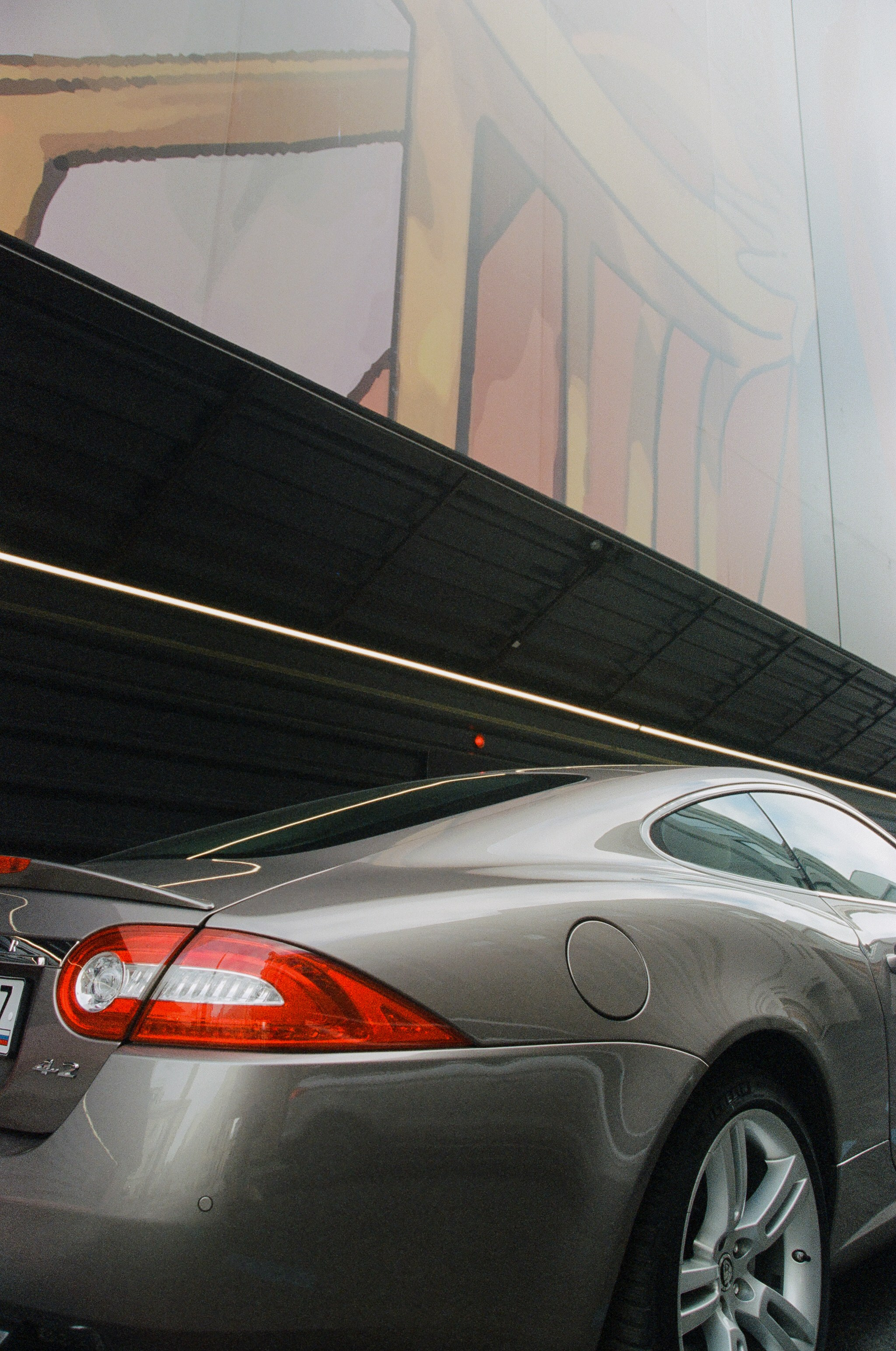 Парень с девушкой фотографируются в центре Москвы. Жуков Илья  свадебный фотограф в Москве