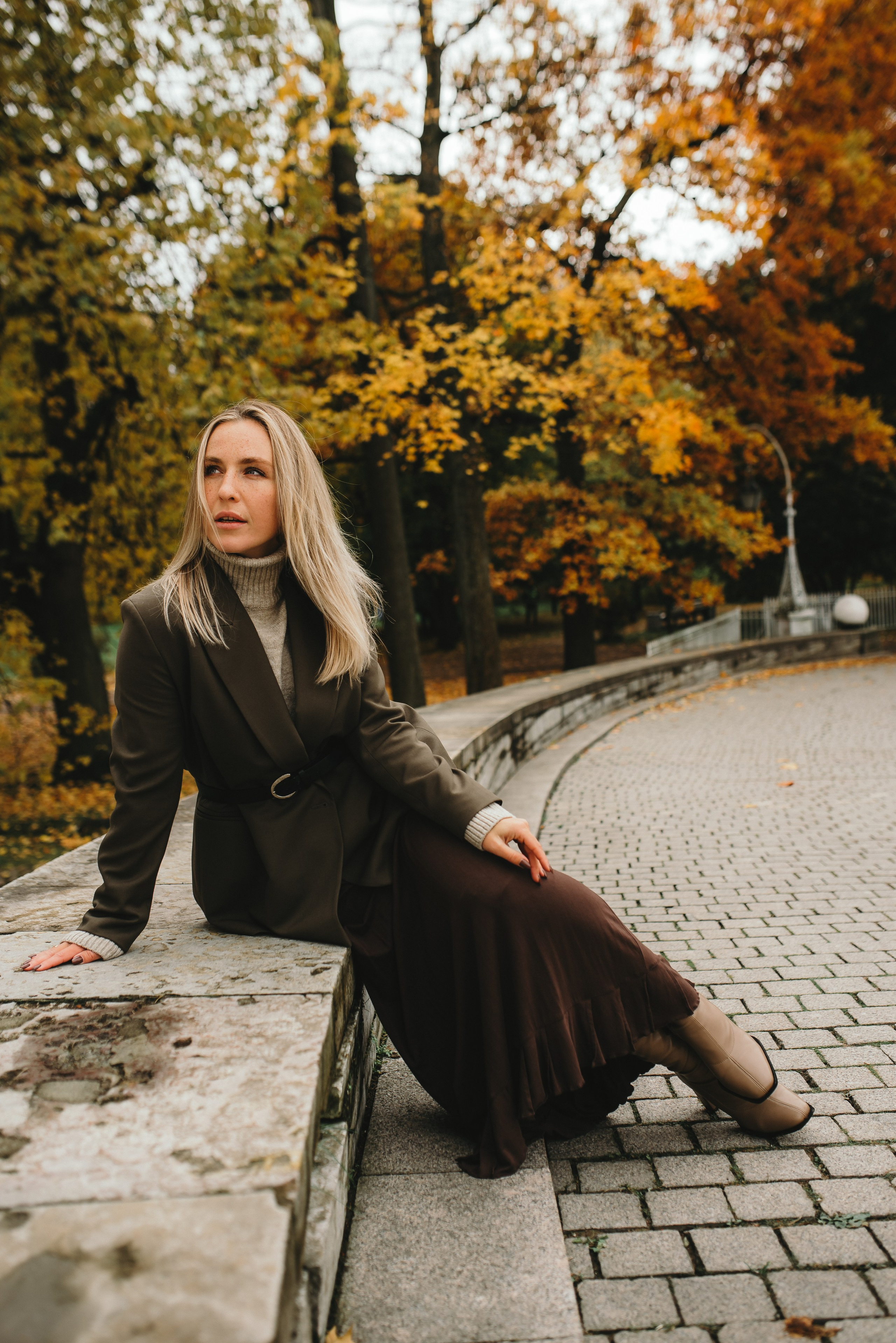 Фотосессия девушки на улице в осеннем парке 