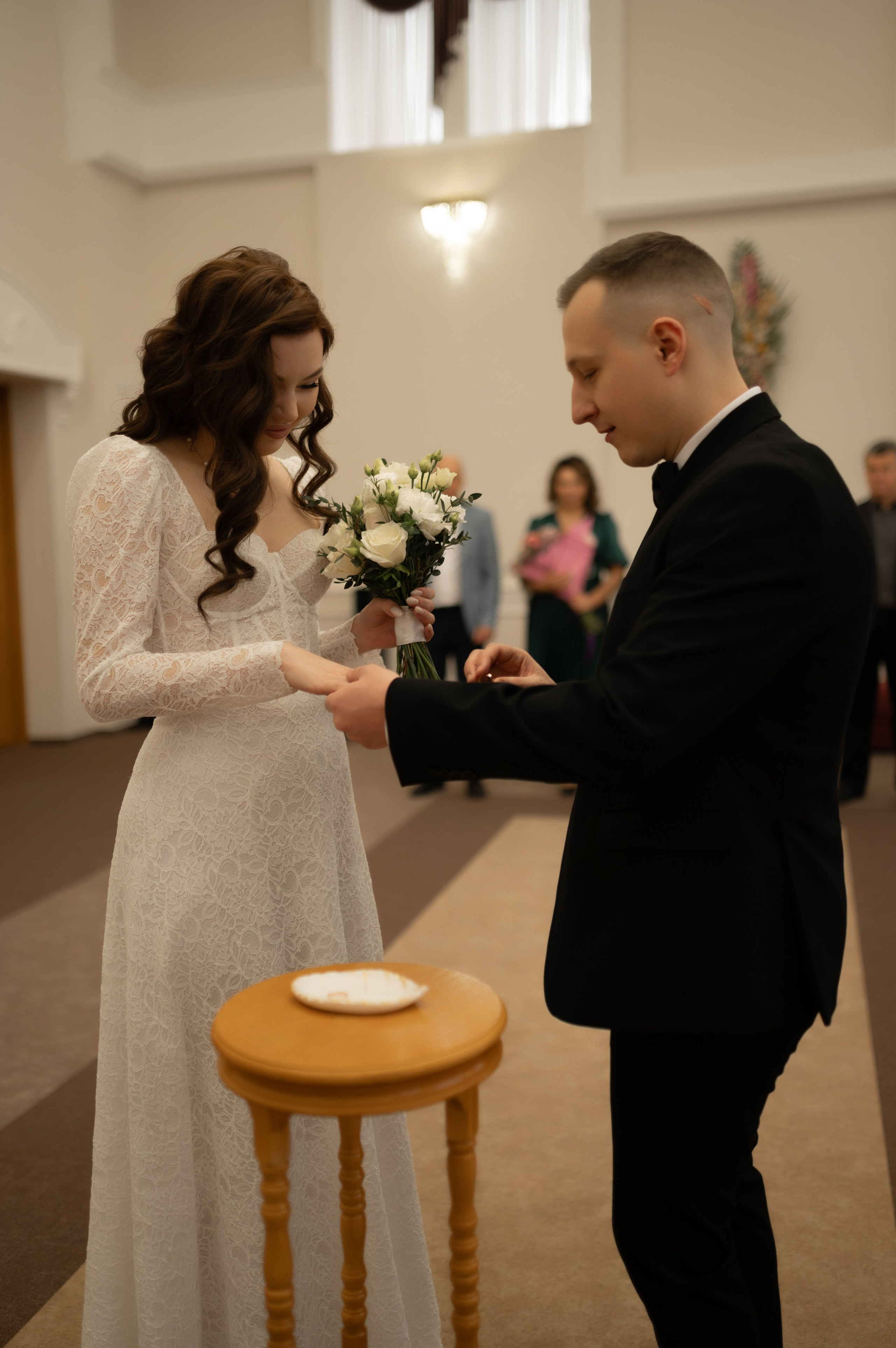 «И вот теперь остаются эти три: вера, надежда, любовь. Но величайшая из них — любовь». Твой личный проводник к красивым фотографиям в Старом Осколе