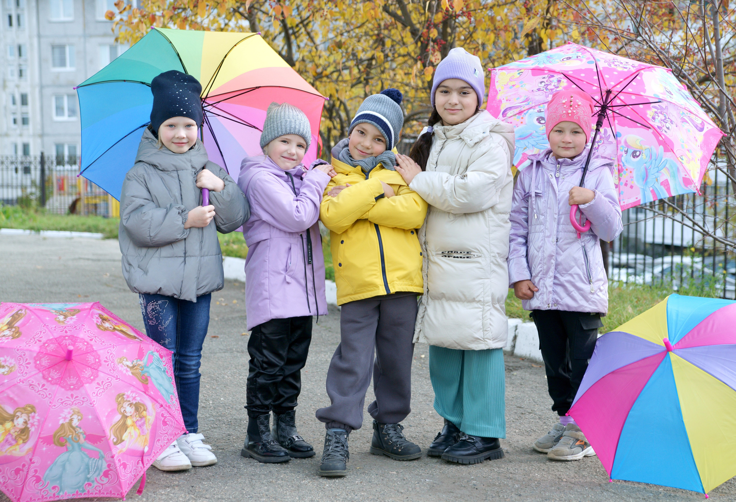 Осенняя фотосессия выпускников детского сада - друзья обнимаются с зонтами