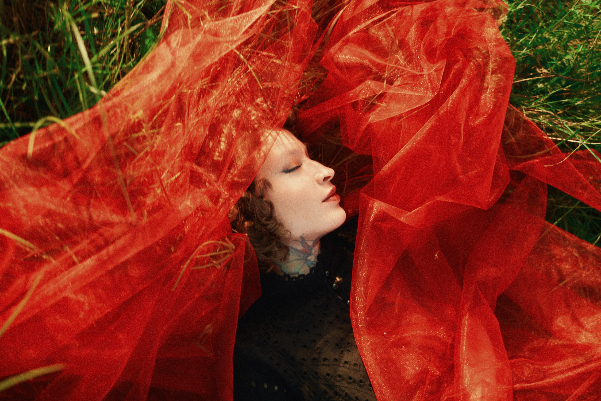 творческая женская фотосессия в красных тонах