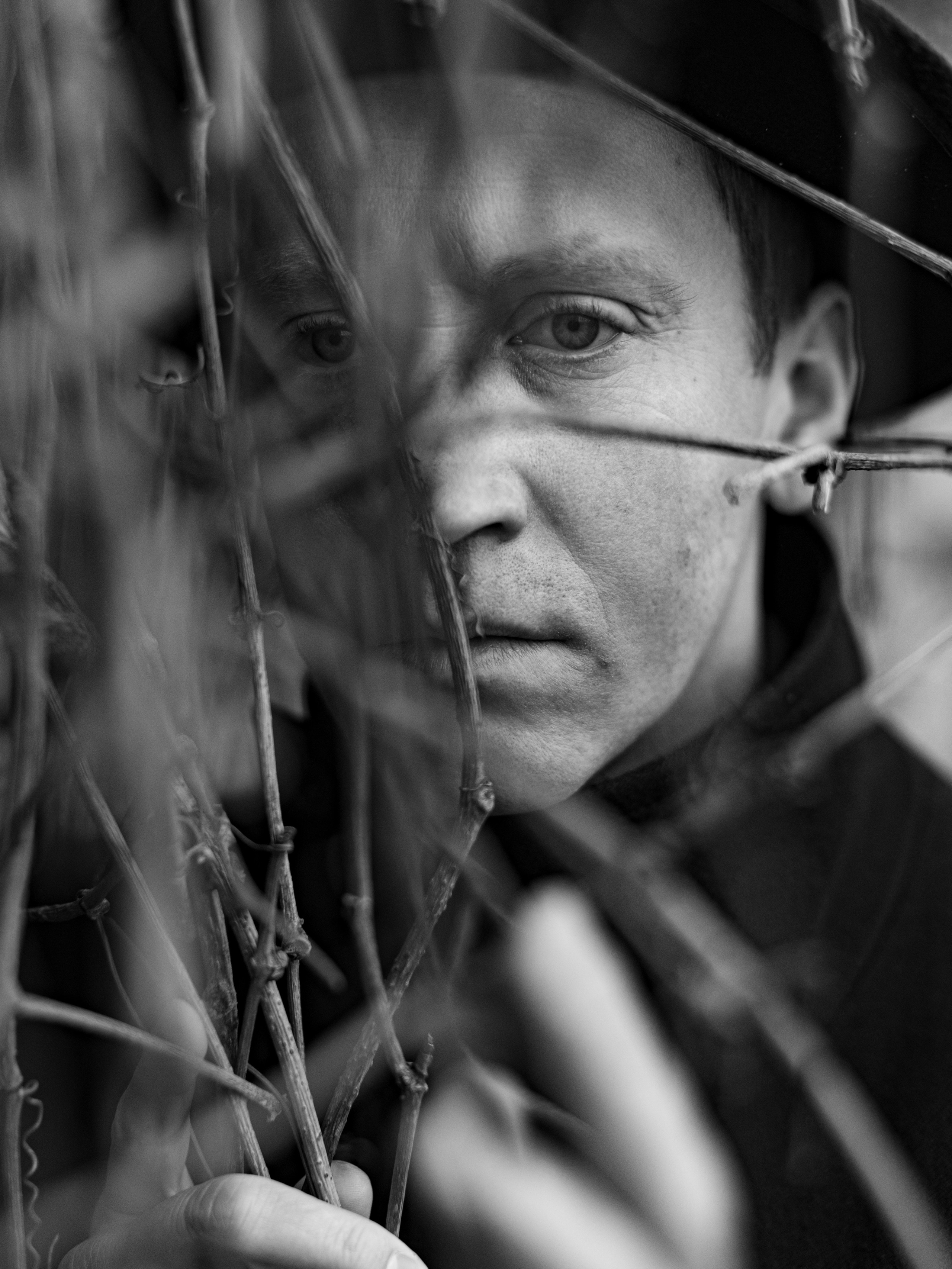 Черно-белый портрет мужчины актера