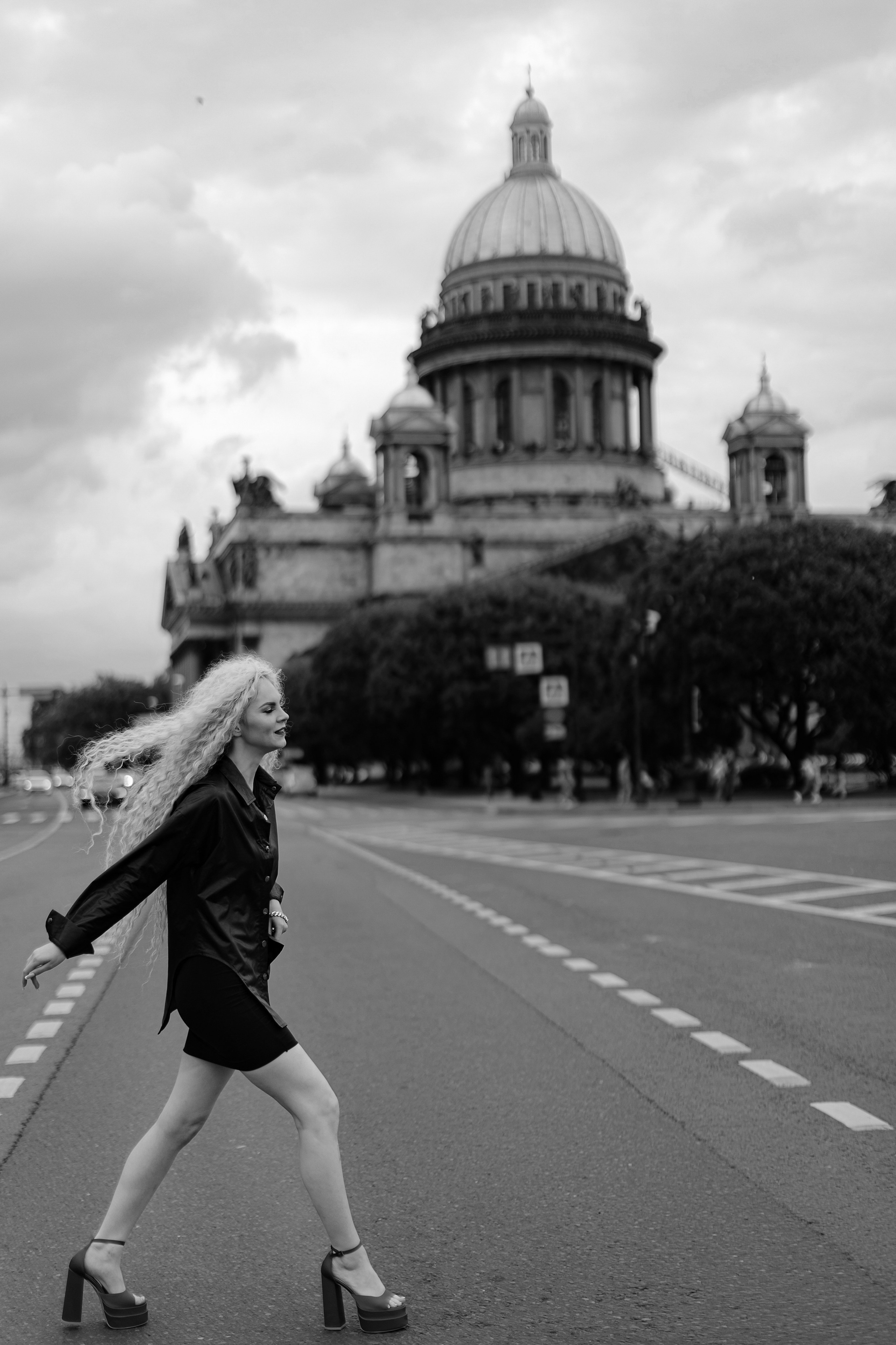 Графика архитектуры и монохромный портрет в центре Петербурга