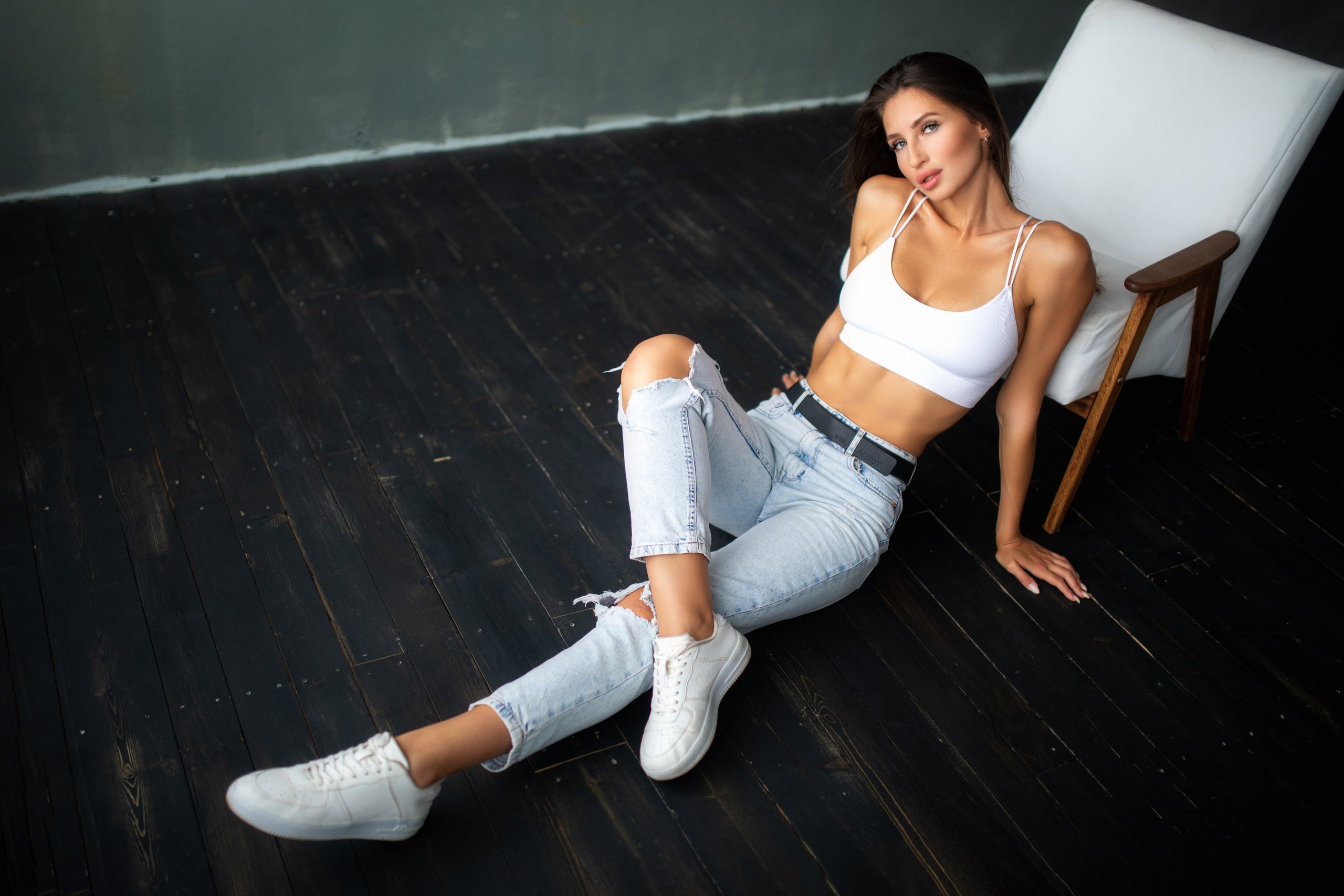 Съемка с Викторией в студии с минимальным интерьером в формате для «себя»