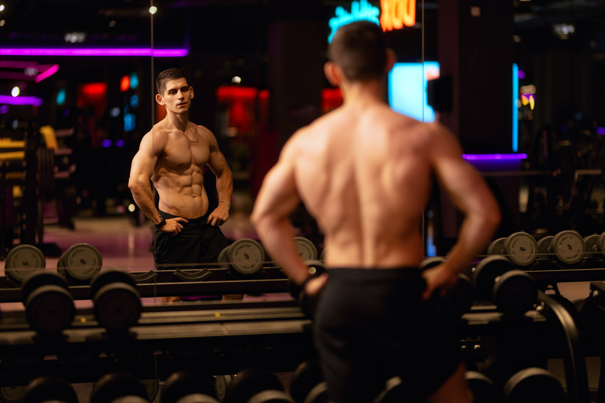 Фотосет в Владом в тренажерном зале для контента. Дмитрий Шульгин, портретный фотограф в Воронеже