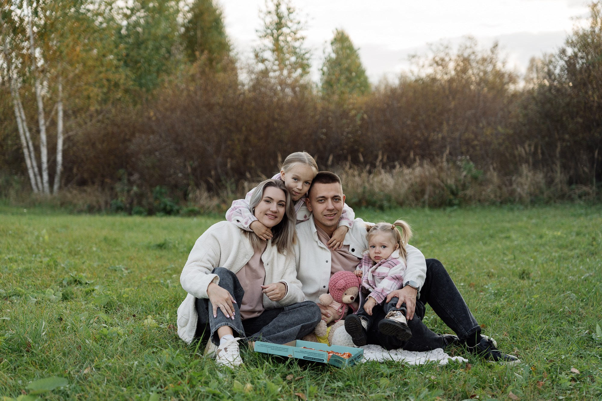 Мира и Тая на прогулке с родителями. Фотограф в Красноярске. Юлия Чаушанская