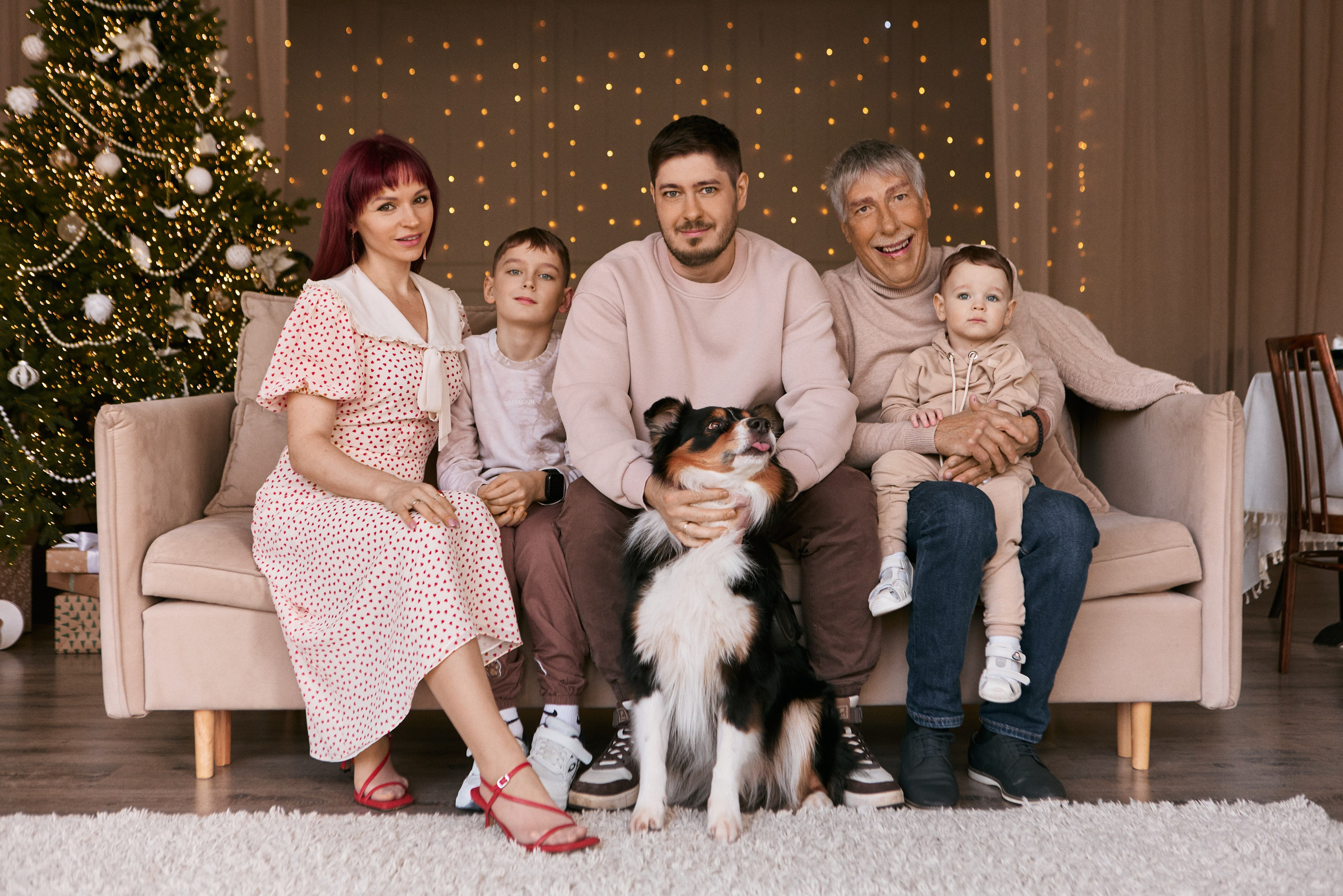 Семейная новогодняя фотосессия в студии