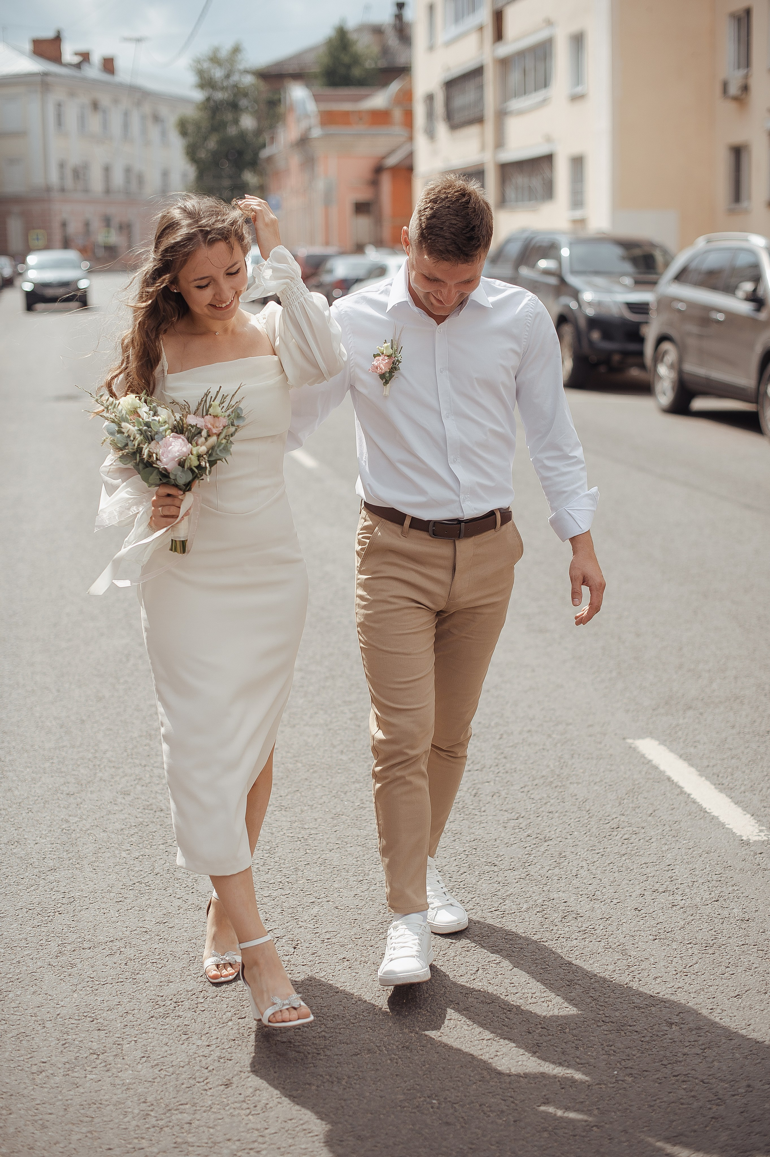 Прогулка молодоженов в солнечный день по городу