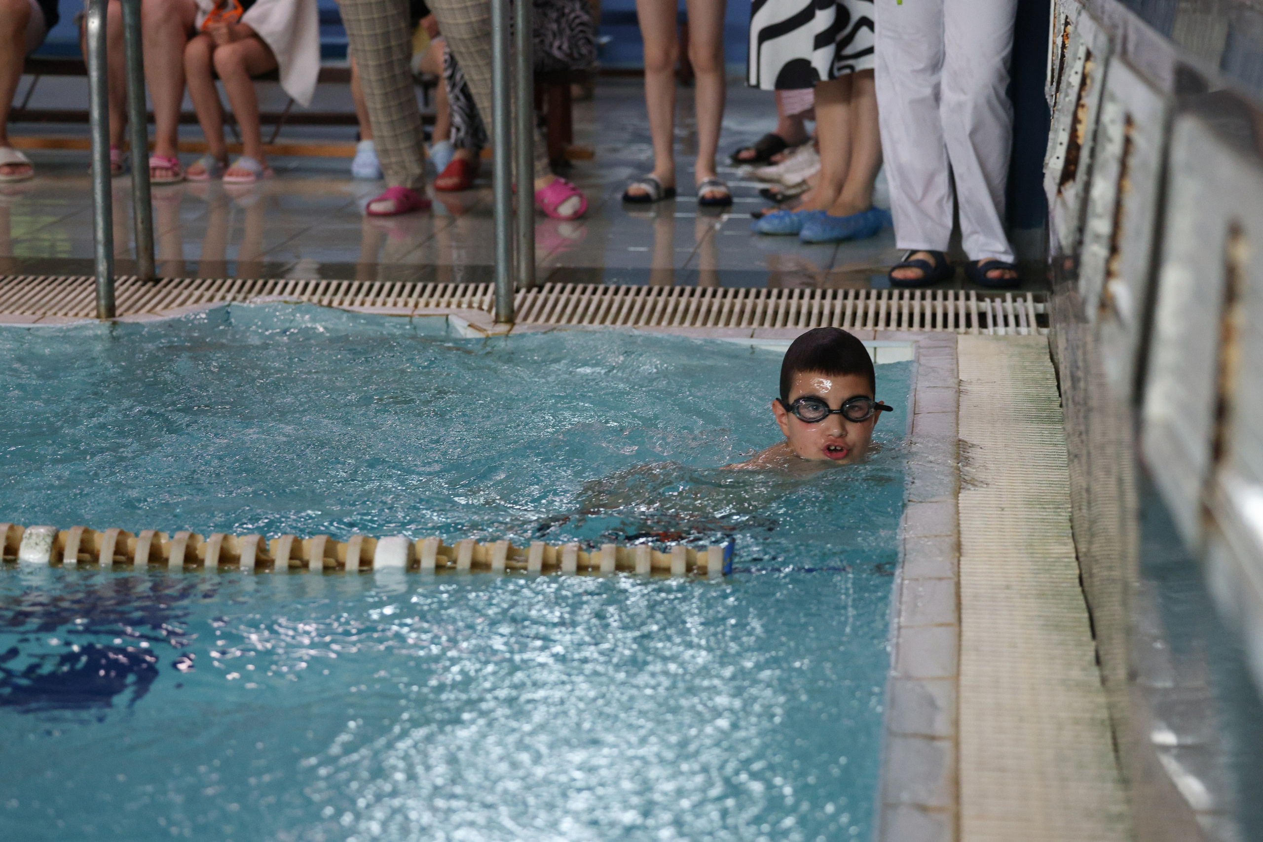 Веселый дельфин. Плавание. Дети 8-9 лет. Фотограф Александр Заломаев