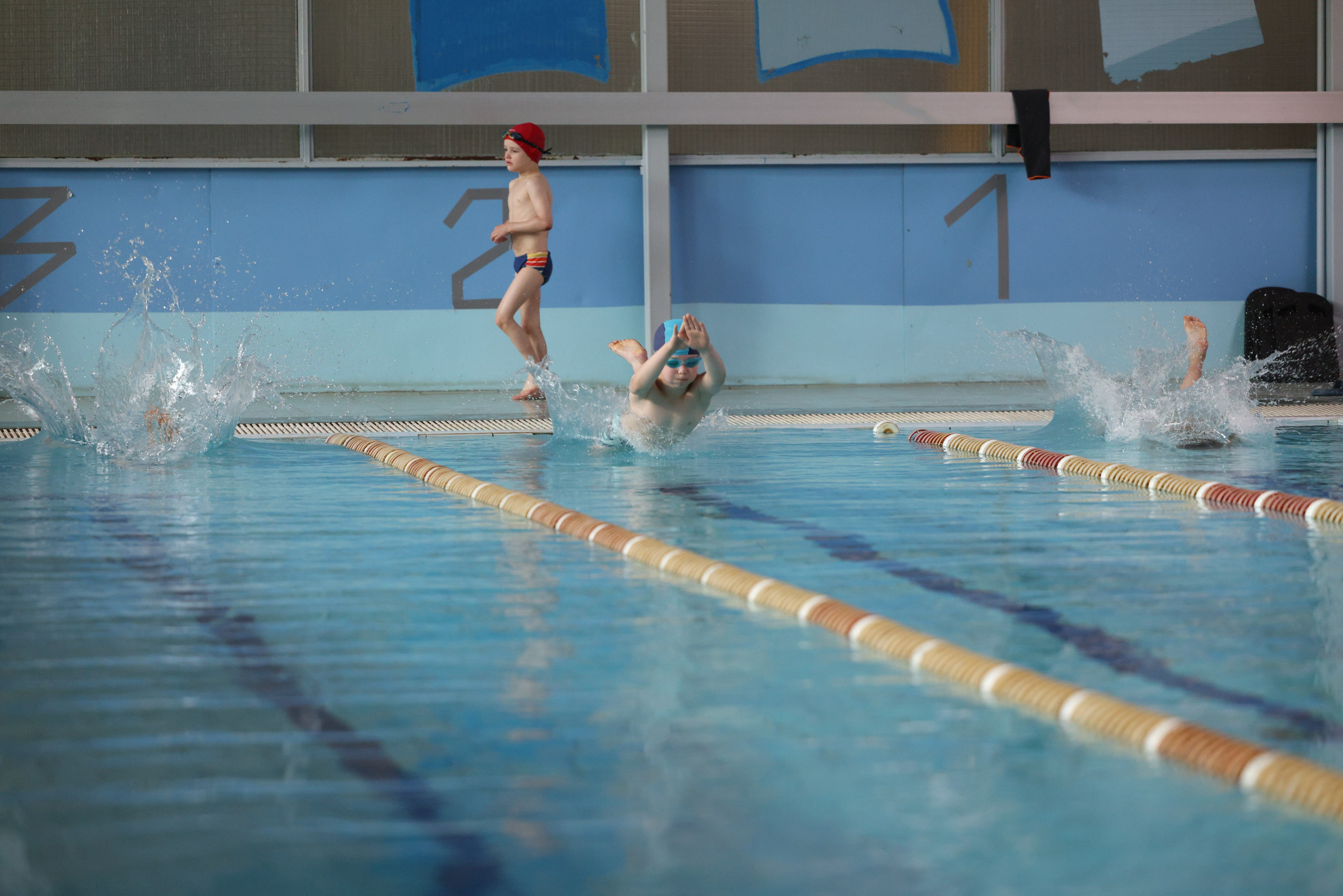 Веселый дельфин. Плавание. Дети 8-9 лет. Фотограф Александр Заломаев