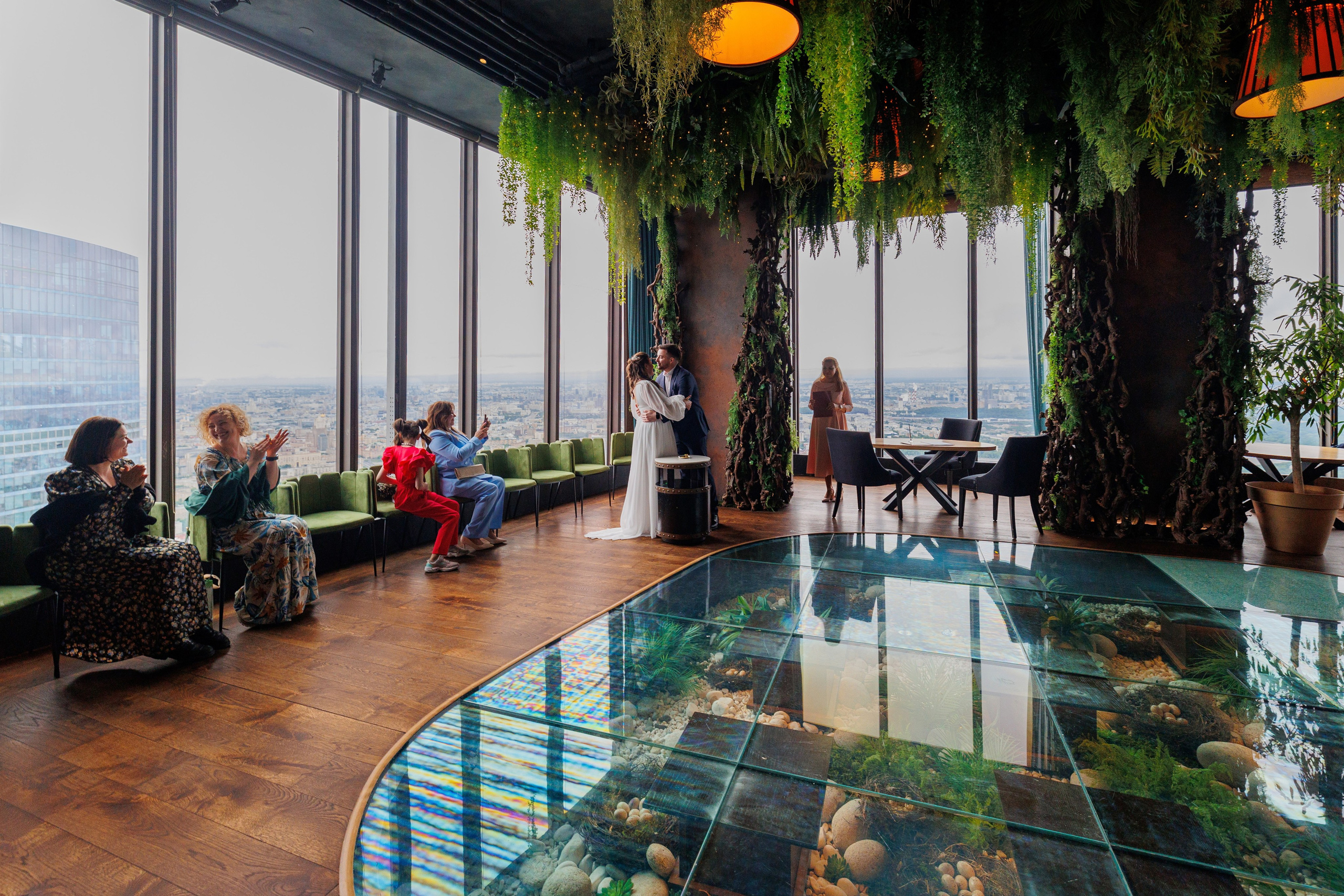 Фотограф на регистрацию в ЗАГС Москва Сити Birds Башня ОКО. Примеры фото, отзывы молодоженов и заявка на регистрацию через официальный сайт.