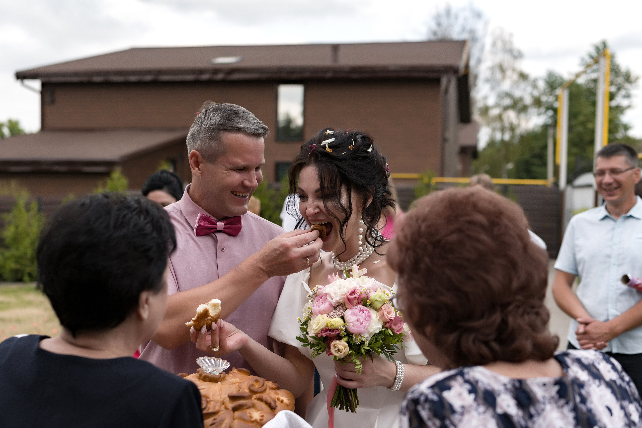 Свадебная фотосессия молодоженов на банкете  кусают каравай в Спа-отель «Городок», г. Кохма  свадебный фотограф Коляганов Николай