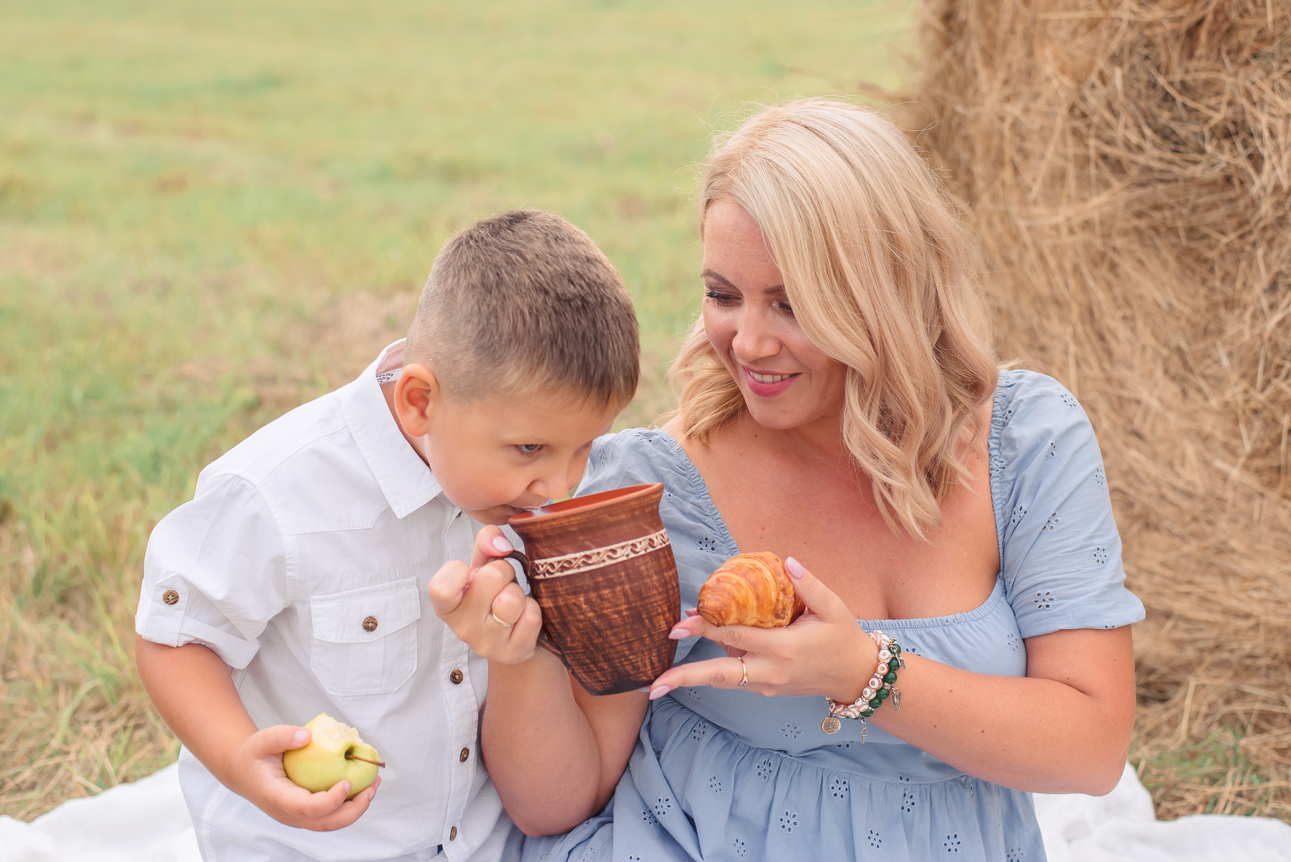 Фотосессия в стогах сена. Свадебный фотограф  Калининград | Москва|