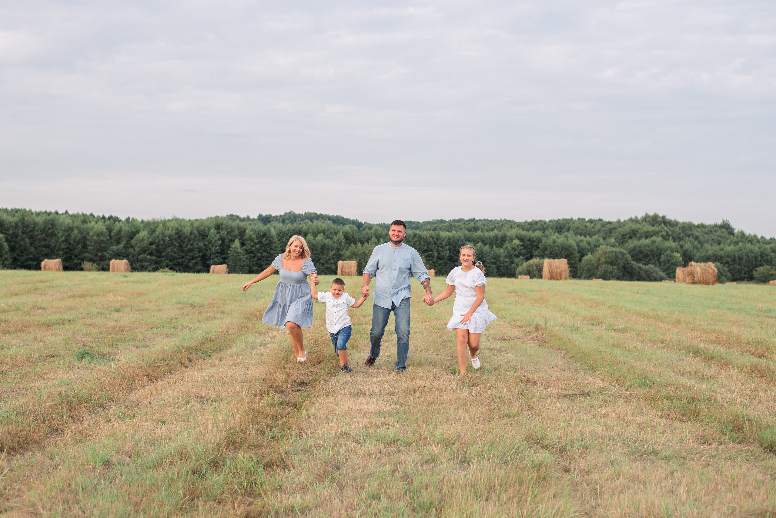 Фотосессия в стогах сена. Свадебный фотограф  Калининград | Москва|