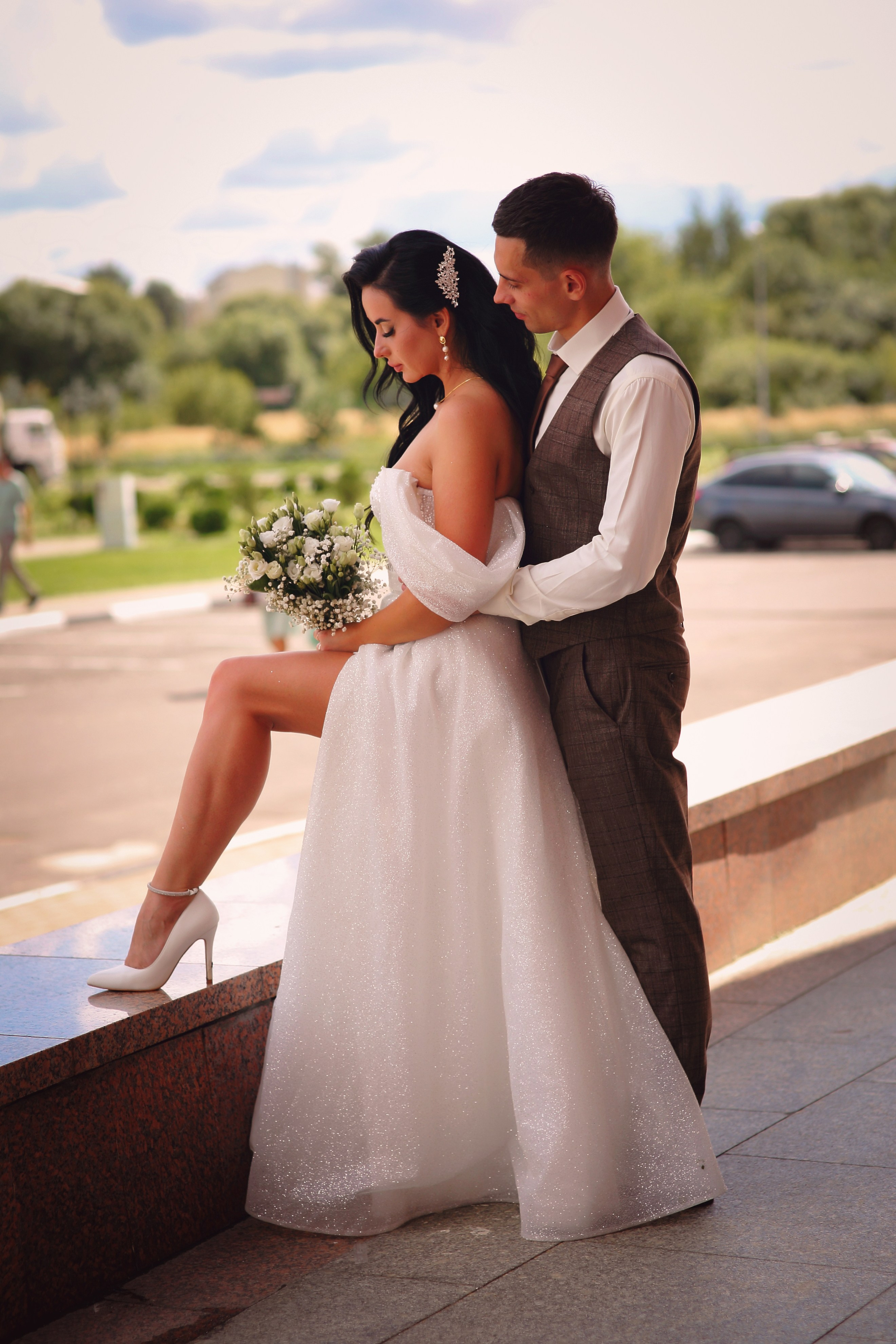 Съемка пары Марии и Ильи, гуляющих по городу. Свадебный и репортажный фотограф в Ярославле и Санкт-Петербурге Роман Микрюков