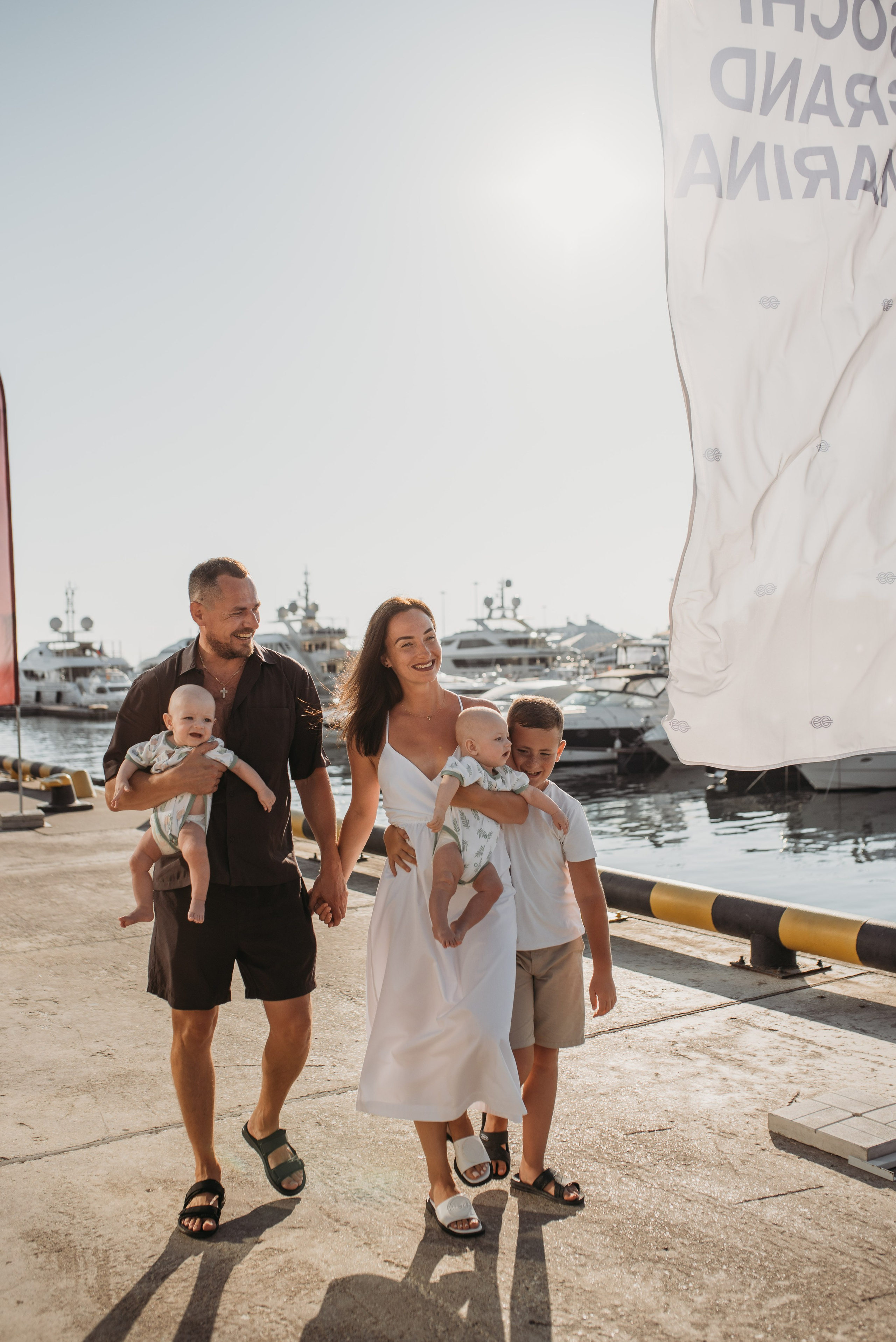 Семейная фотосессия в центре Сочи морпорт. Фотограф в Сочи — Маргарита Поганова