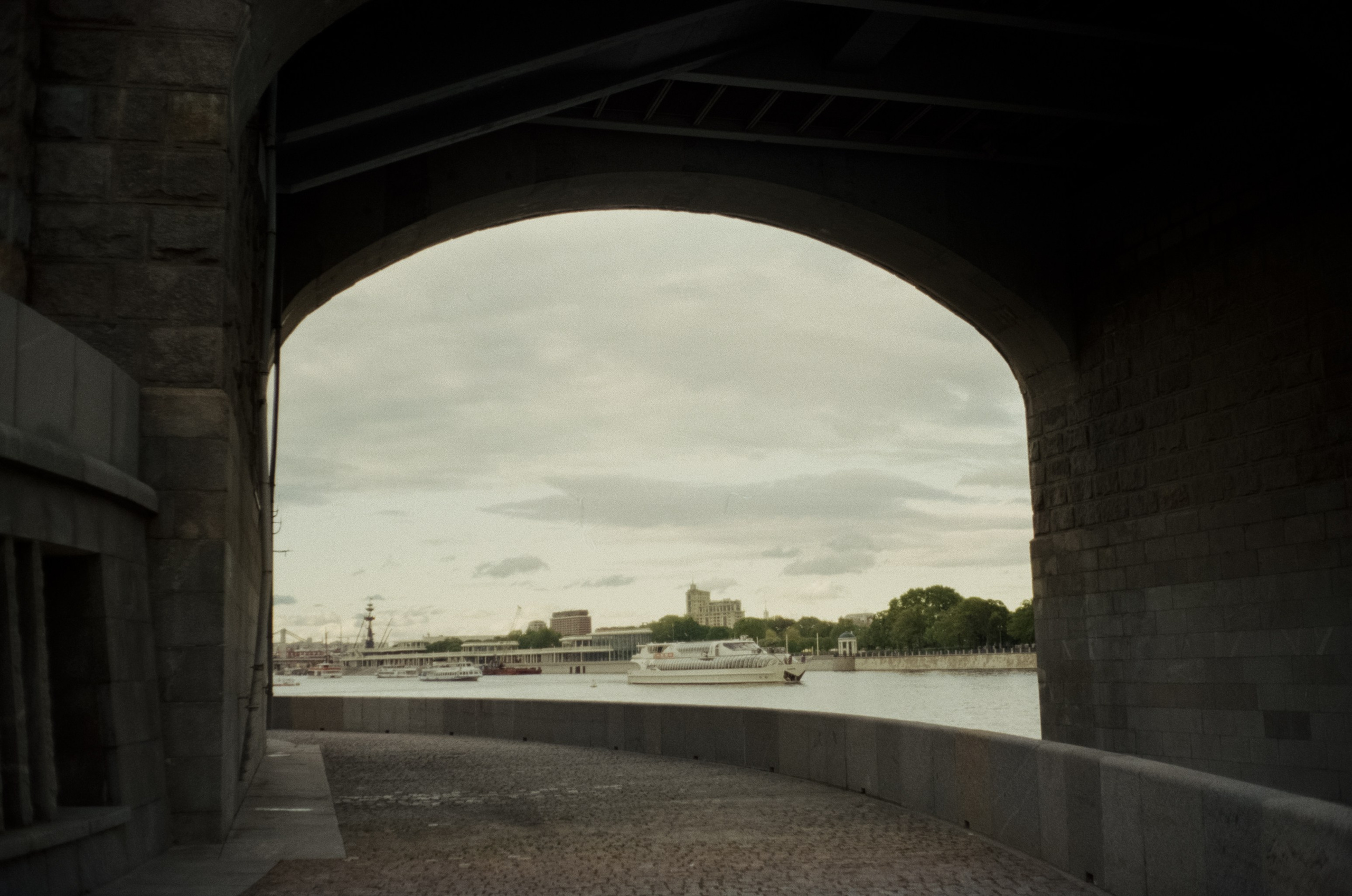 Ricoh FF-1 gray | Perspekriva expired Vision 200D | Фрунзенская набержная 5 мая 2025 года