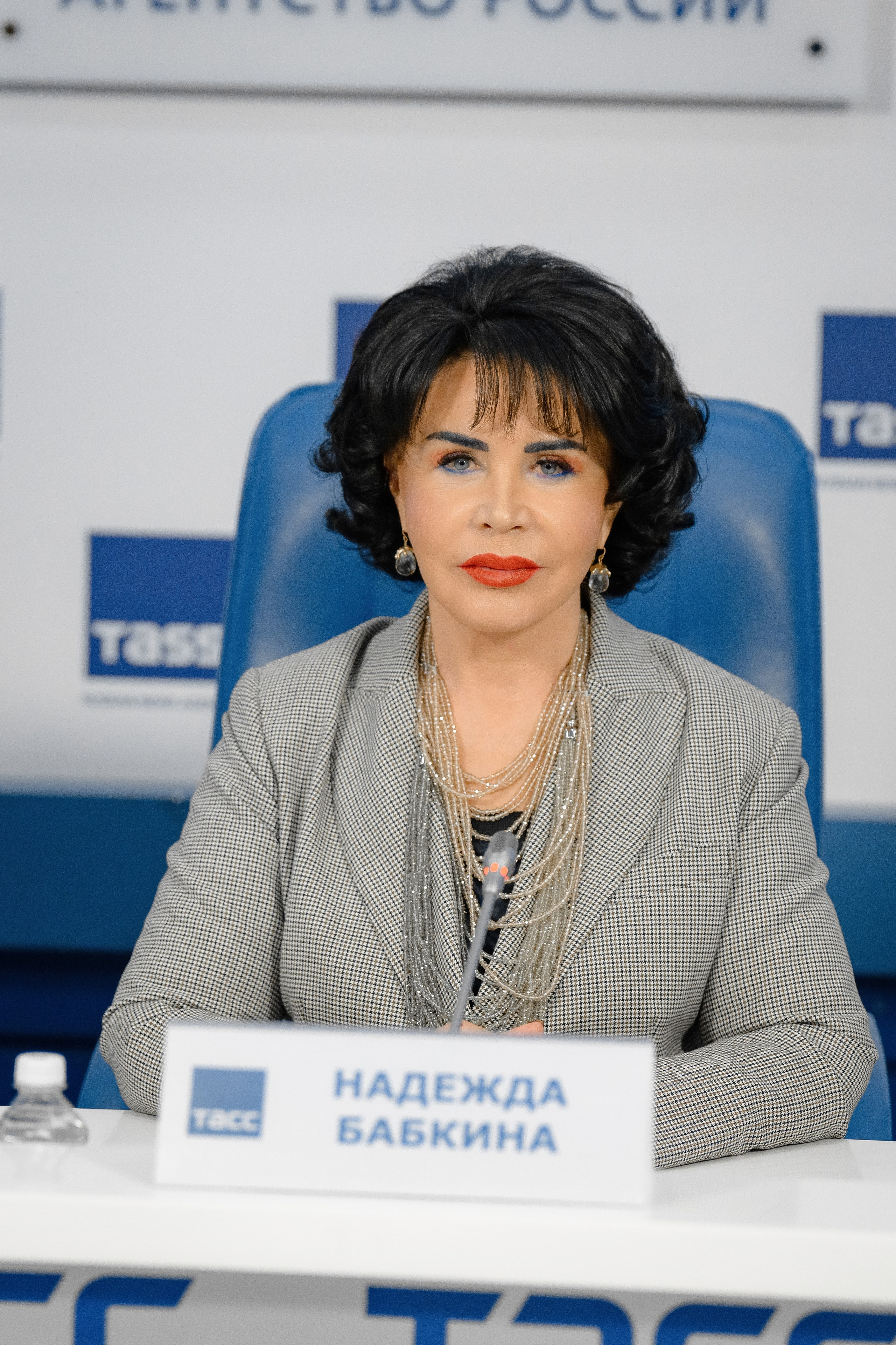 Динамичная фотография, запечатлевшая ключевой момент делового мероприятия. ТАСС. Надежда Бабкина. Пресс-конференция