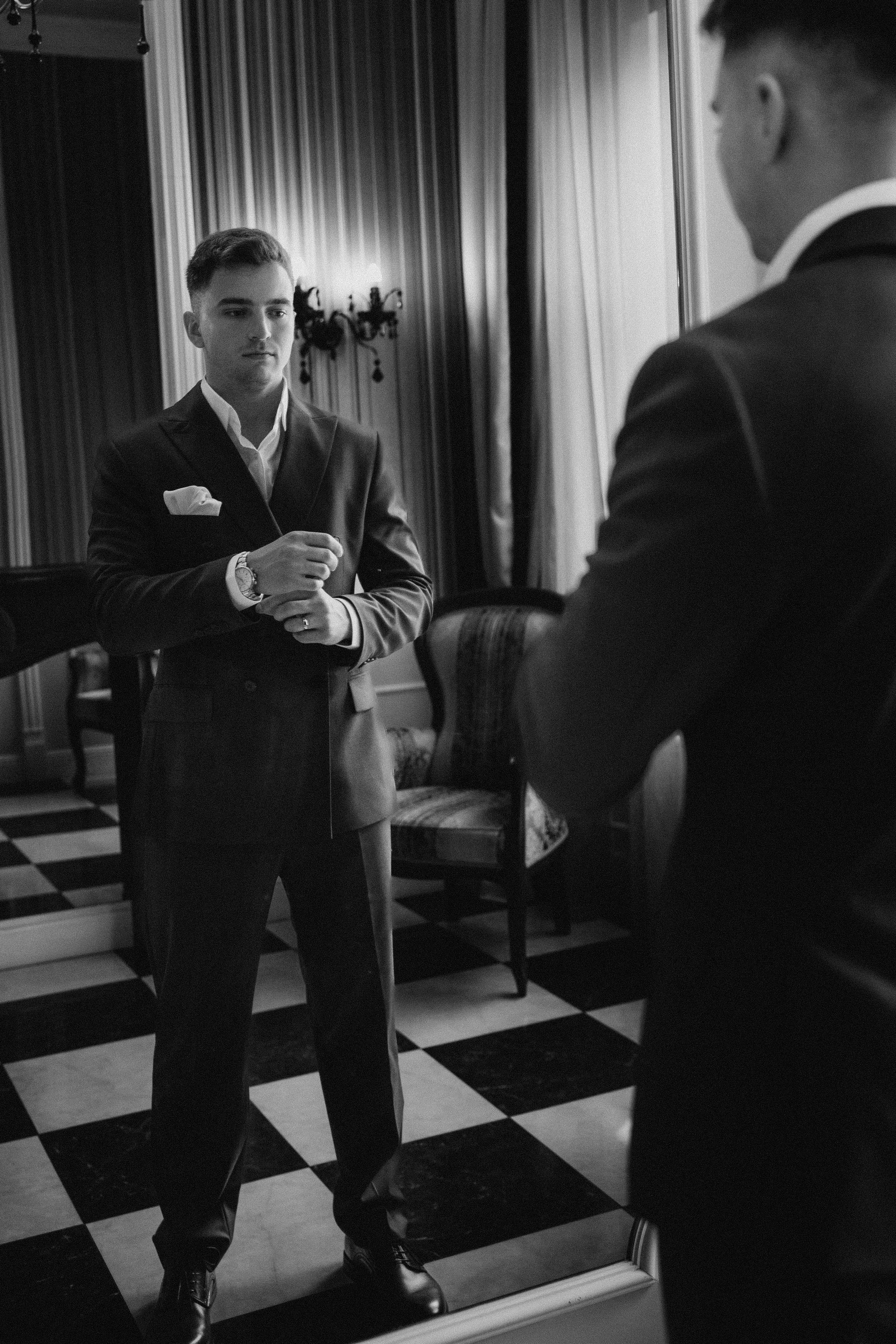 Свадебная фотосессия в стильном лифте элитного дома Москвы