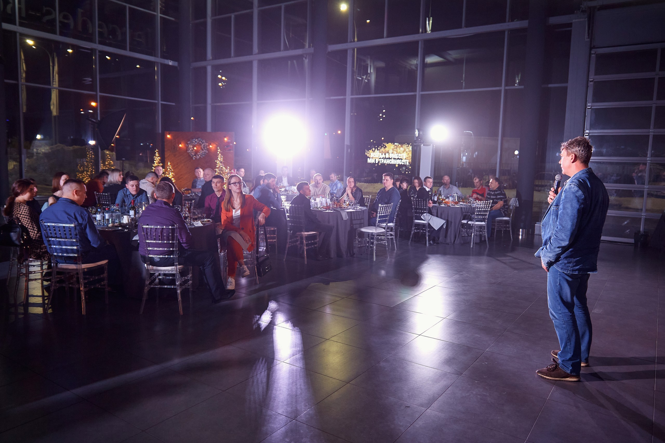 Транс-Инвест / Новогодний корпоратив на территории автосалона. Антон Артюшин, портретный фотограф. Москва