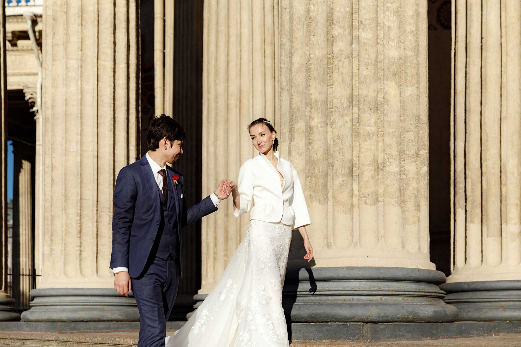 Жених и невеста идут вдоль колонн Казанского собора