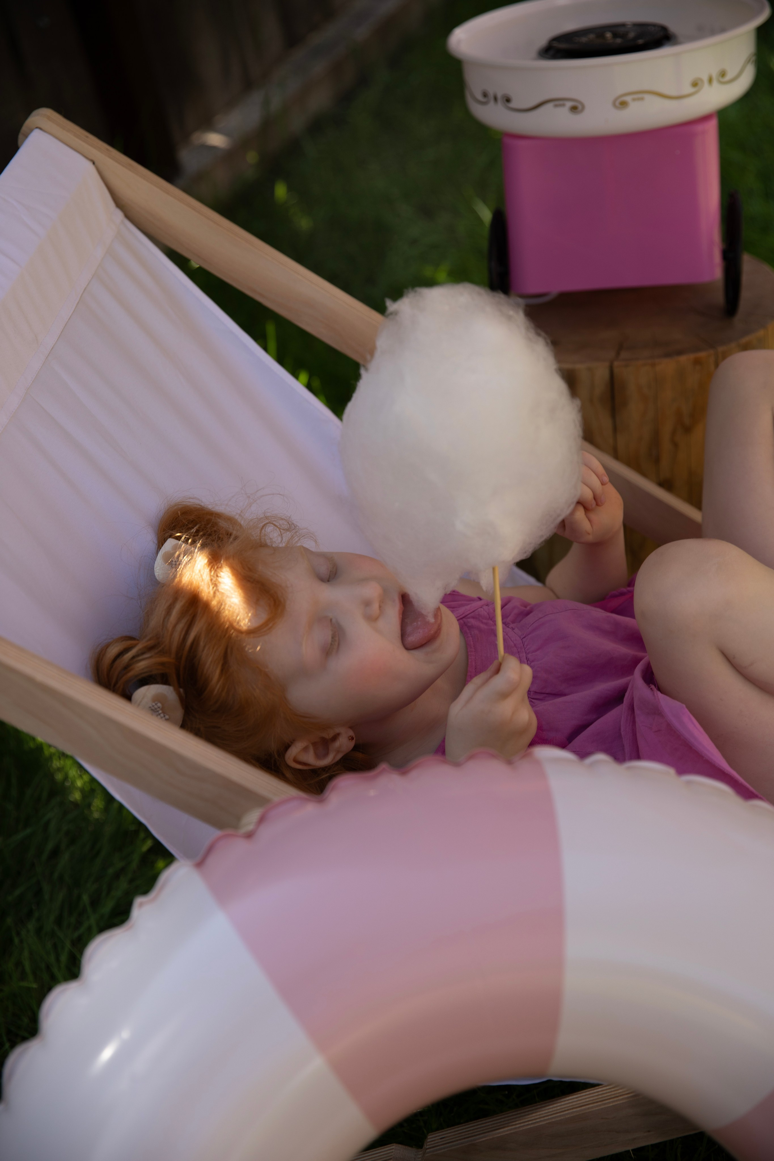 Летняя съемка девочки в саду, в бессейне, с шезлонгом, зонтиком и сахарной ватой. Фотограф новорожденных, детский фотограф  Москва.Семейная съемка Москва. Семенова Анна