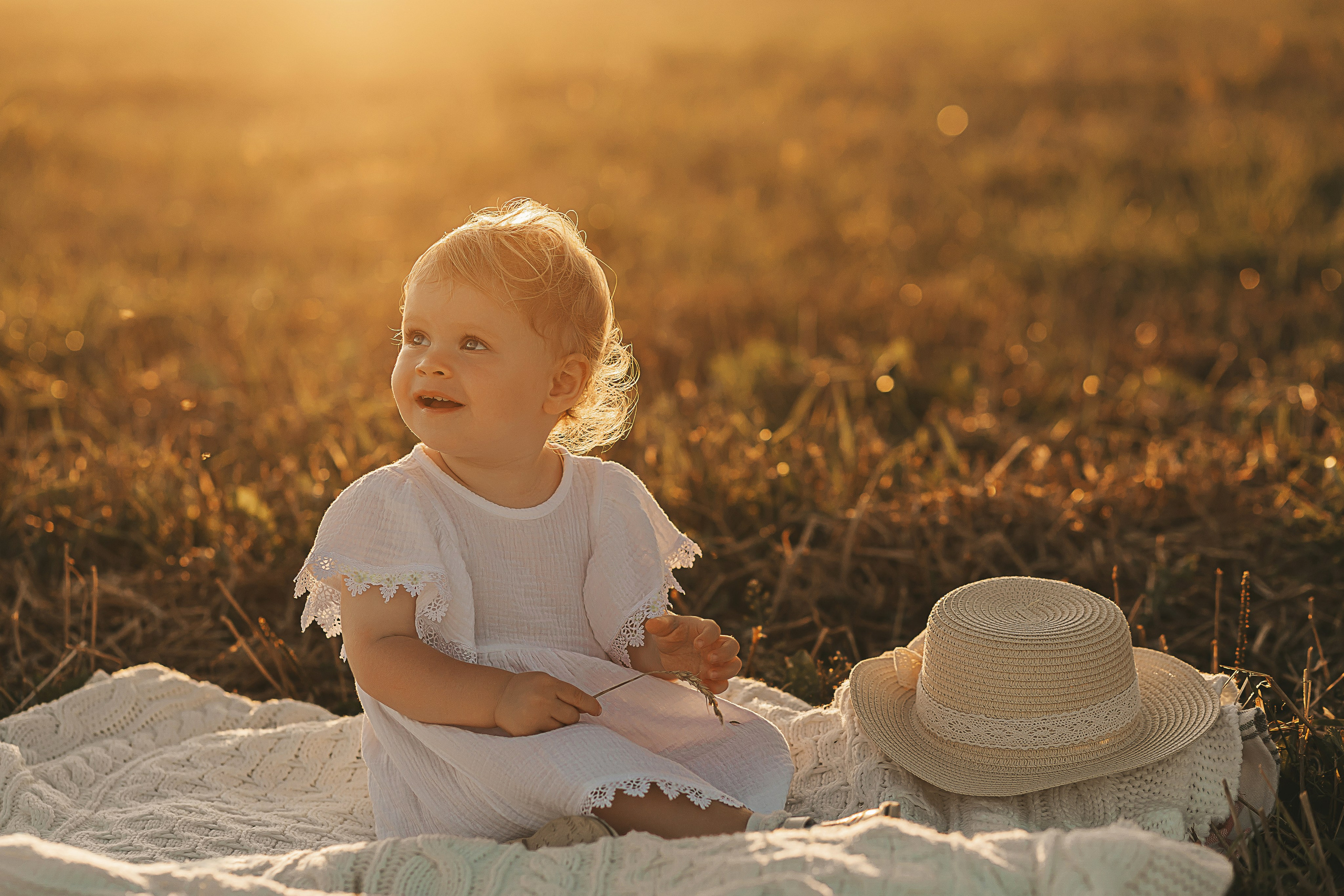 Фотосессия в поле со стогами. Семейный и женский фотограф в Москве Надежда Воробьева