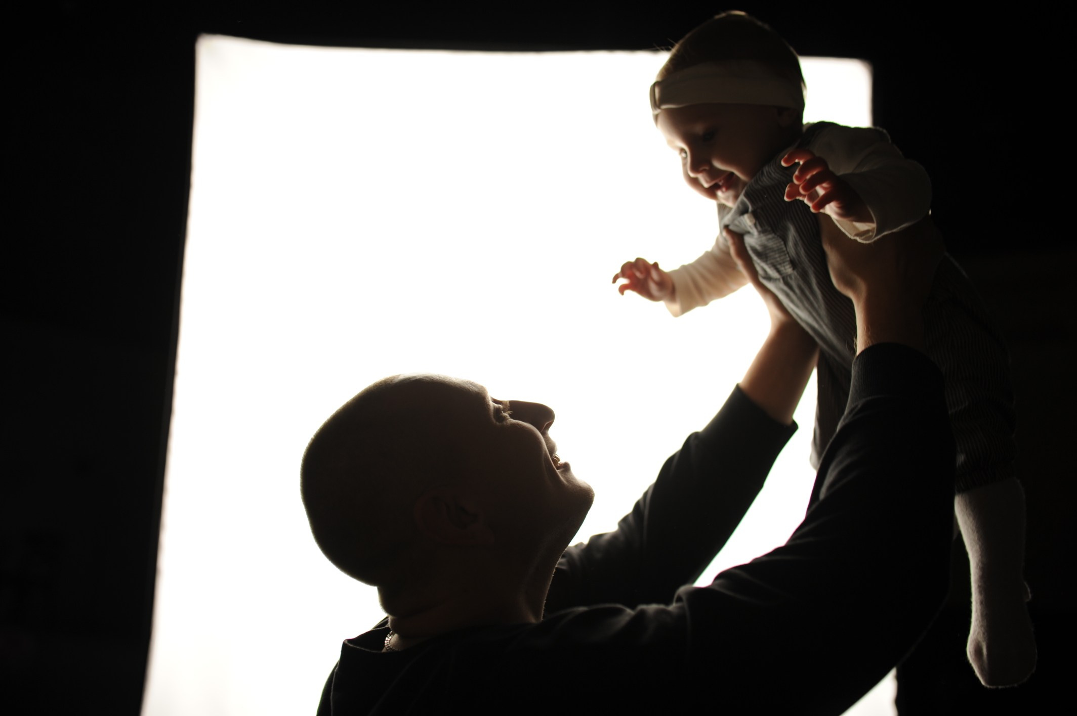 Семейная съемка в студии папа с детьми на фоне нейтрального фона.