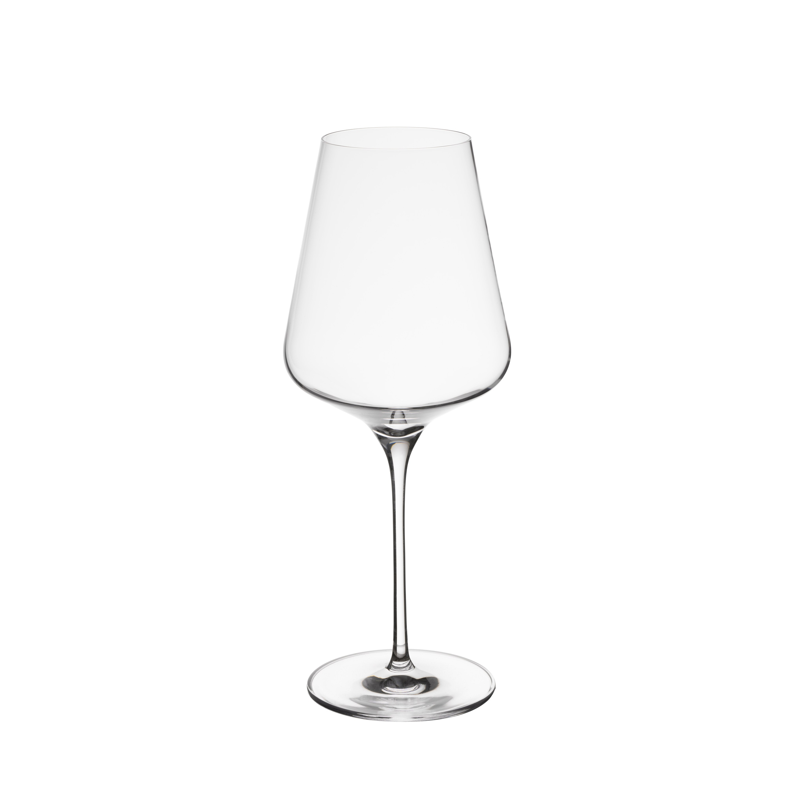 Каталожная предметная съемка бокала для вина на белом фоне