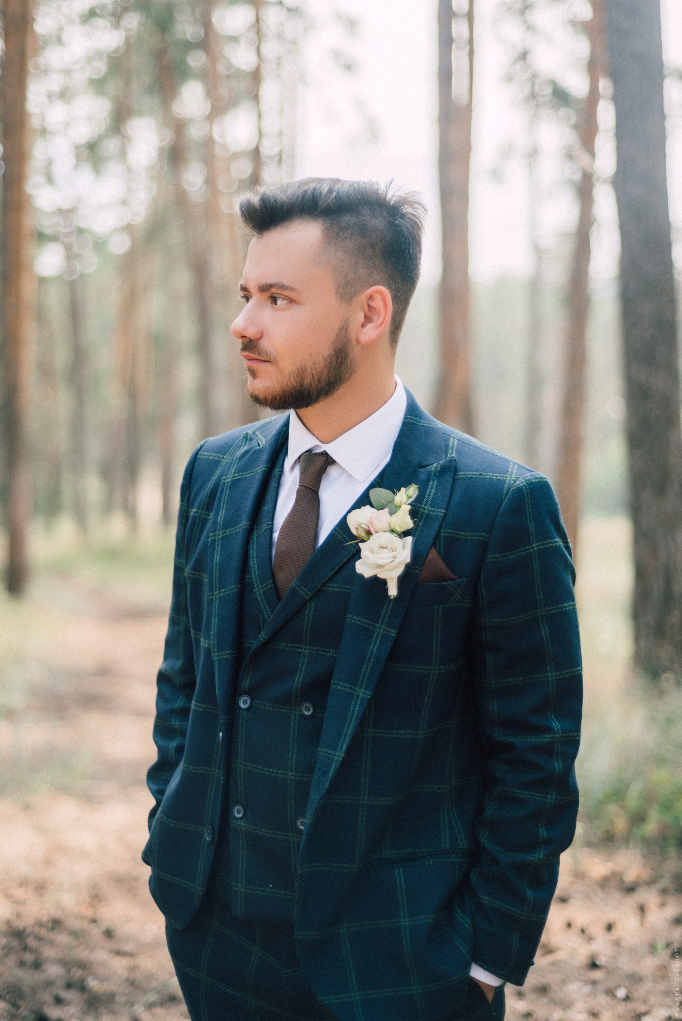 Фотосессия жениха в лесу