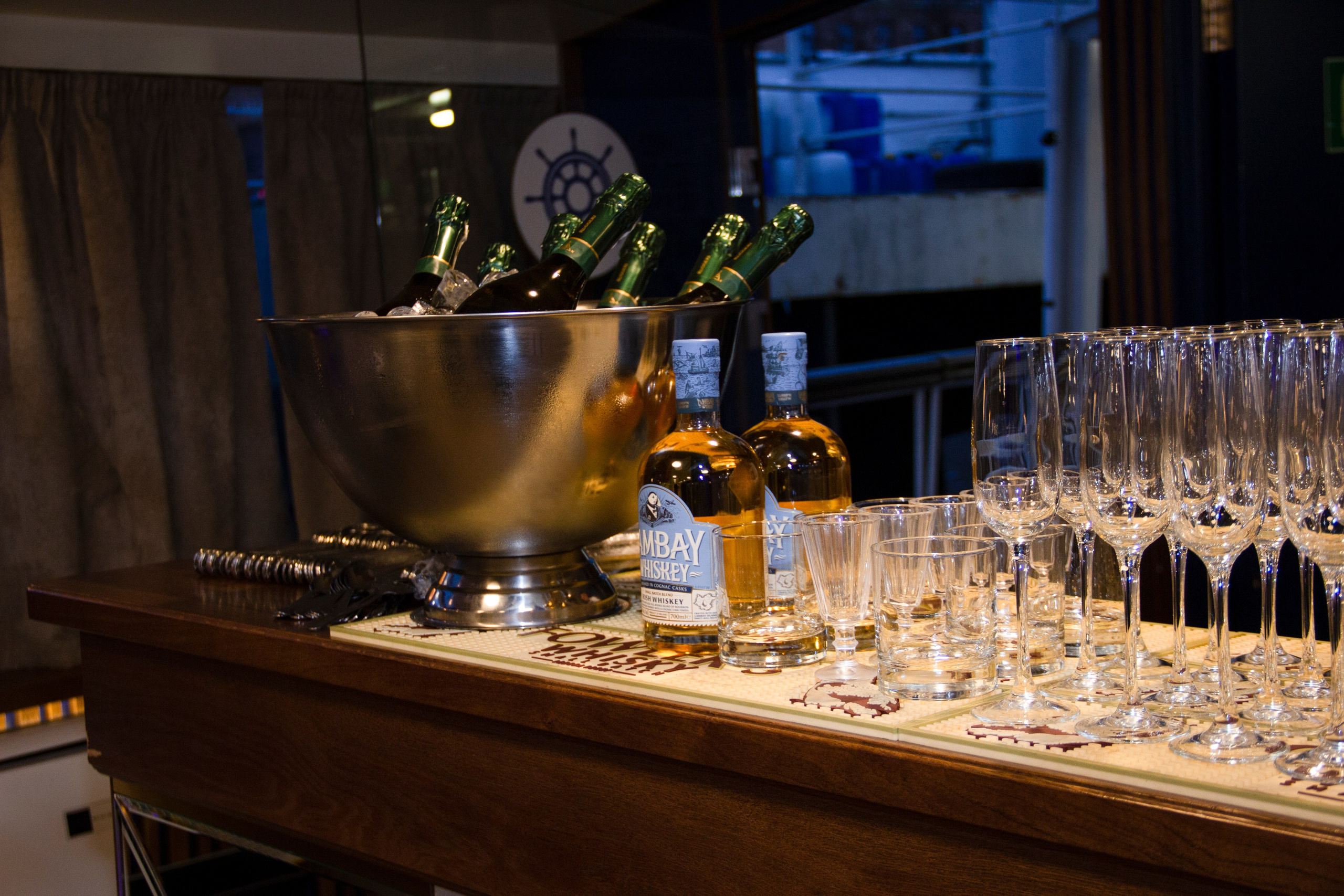 Съемка для сайта аренды катеров в Санкт-Петербурге, подготовка к свадебной прогулке по рекам и каналам. Фотограф в Санкт-Петербурге Смирнова Диана