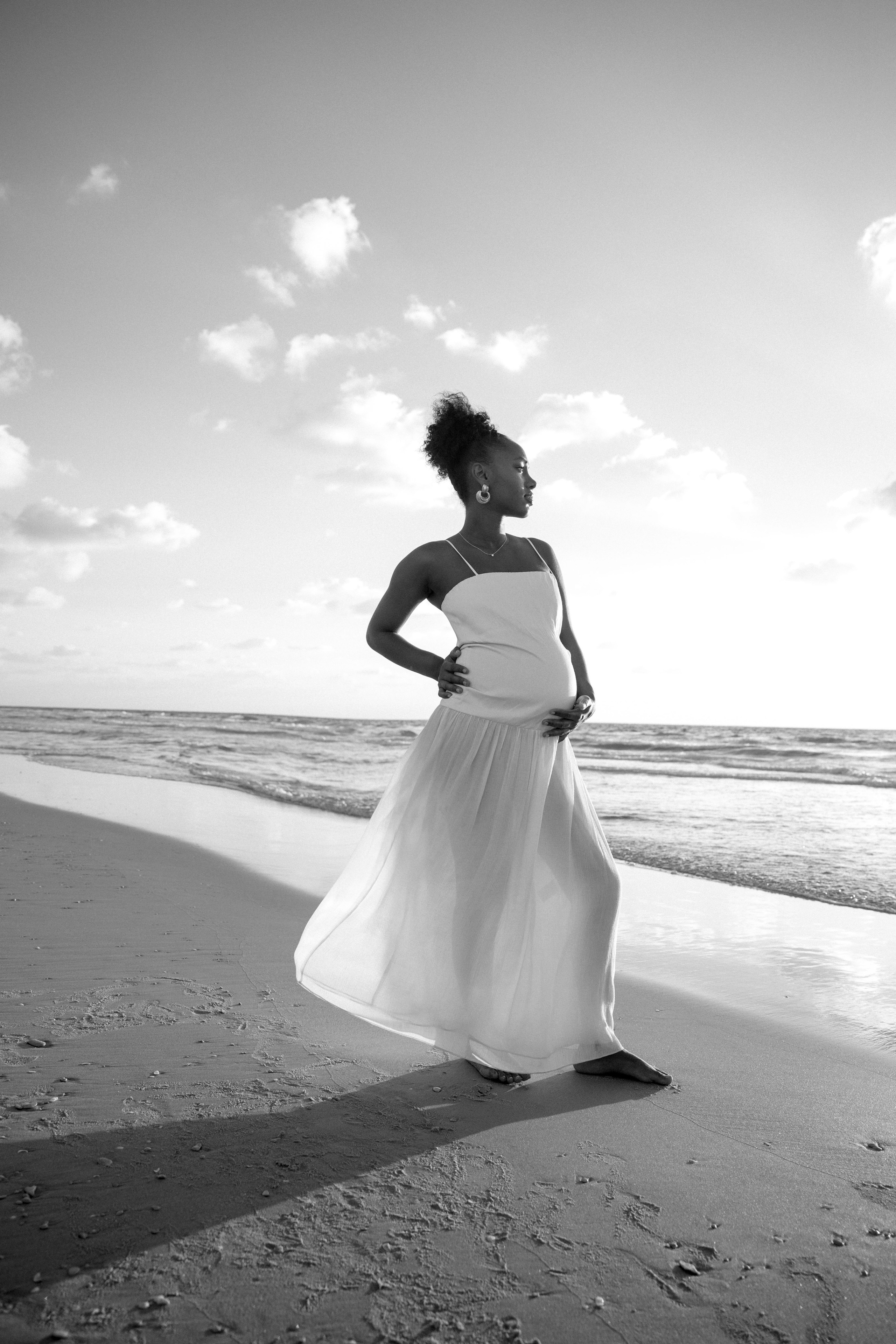 Pregnancy photoshoot near the sea. Главная