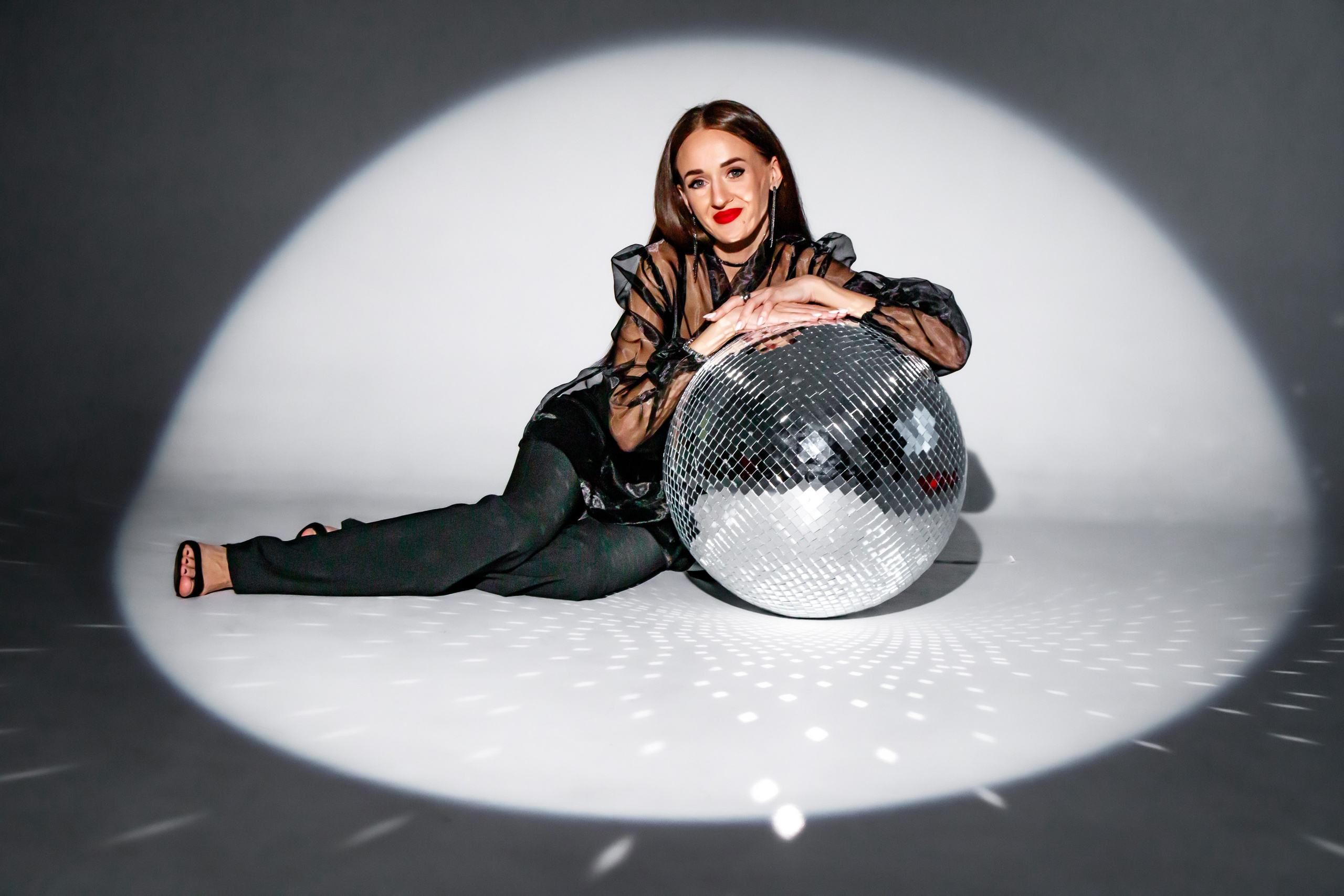 Красивая фотосессия в студии с одеждой и визажем Жуковский, Раменское, Чулково, Кратово, Москва. Лиза Кутанина — семейный фотограф и фотограф беременных в Жуковском