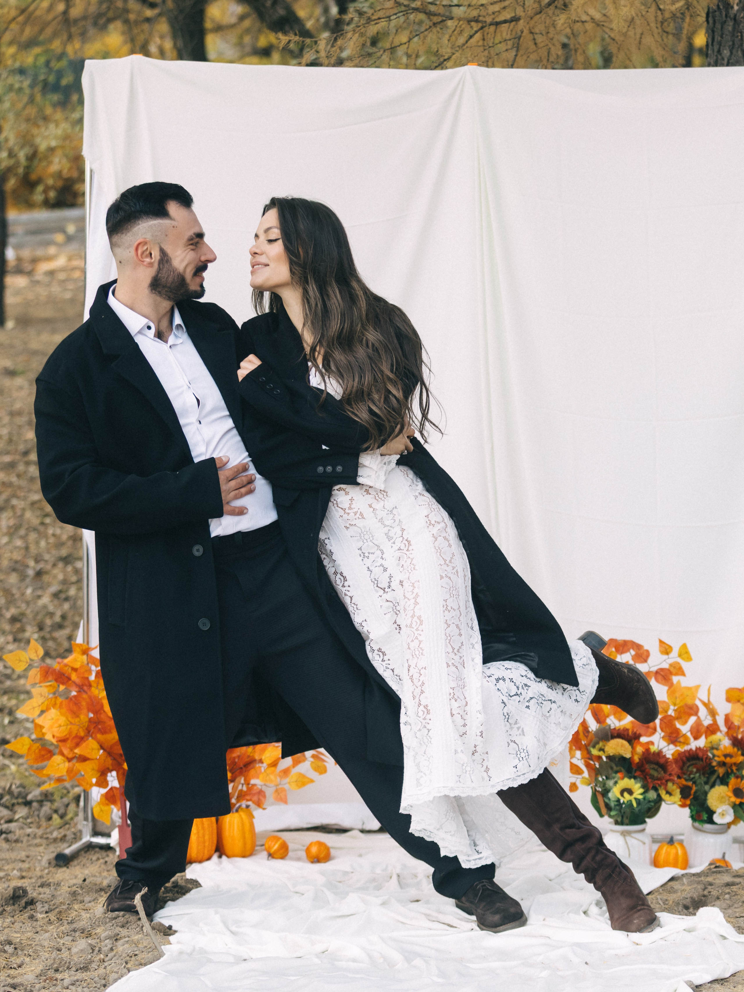 Репортажная и постановочная свадебная съемка в центре Санкт-Петербурга: жених и невеста у архитектурных достопримечательностей, естественный свет, эмоции и детали образа!