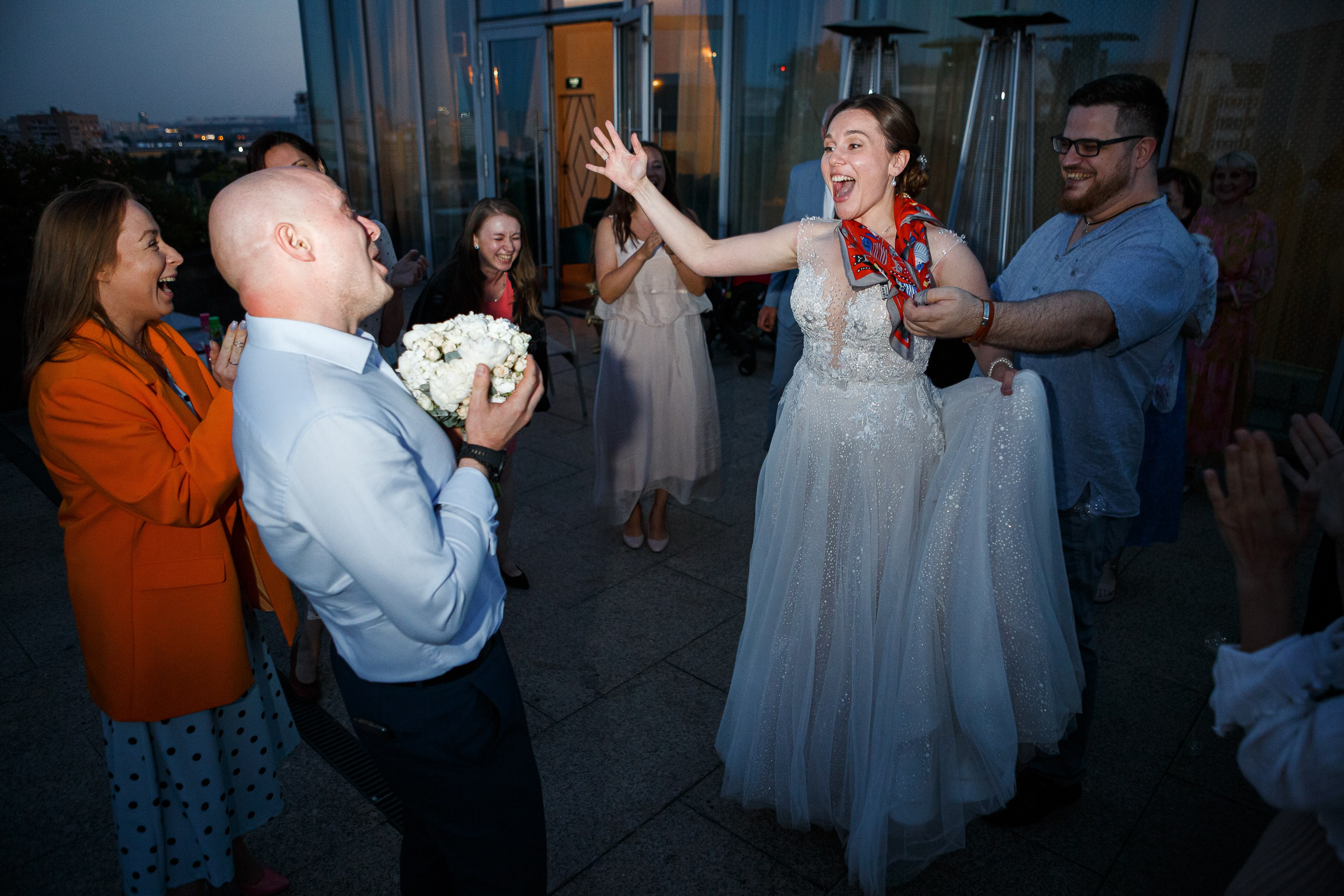 Невеста дает букет подружке.