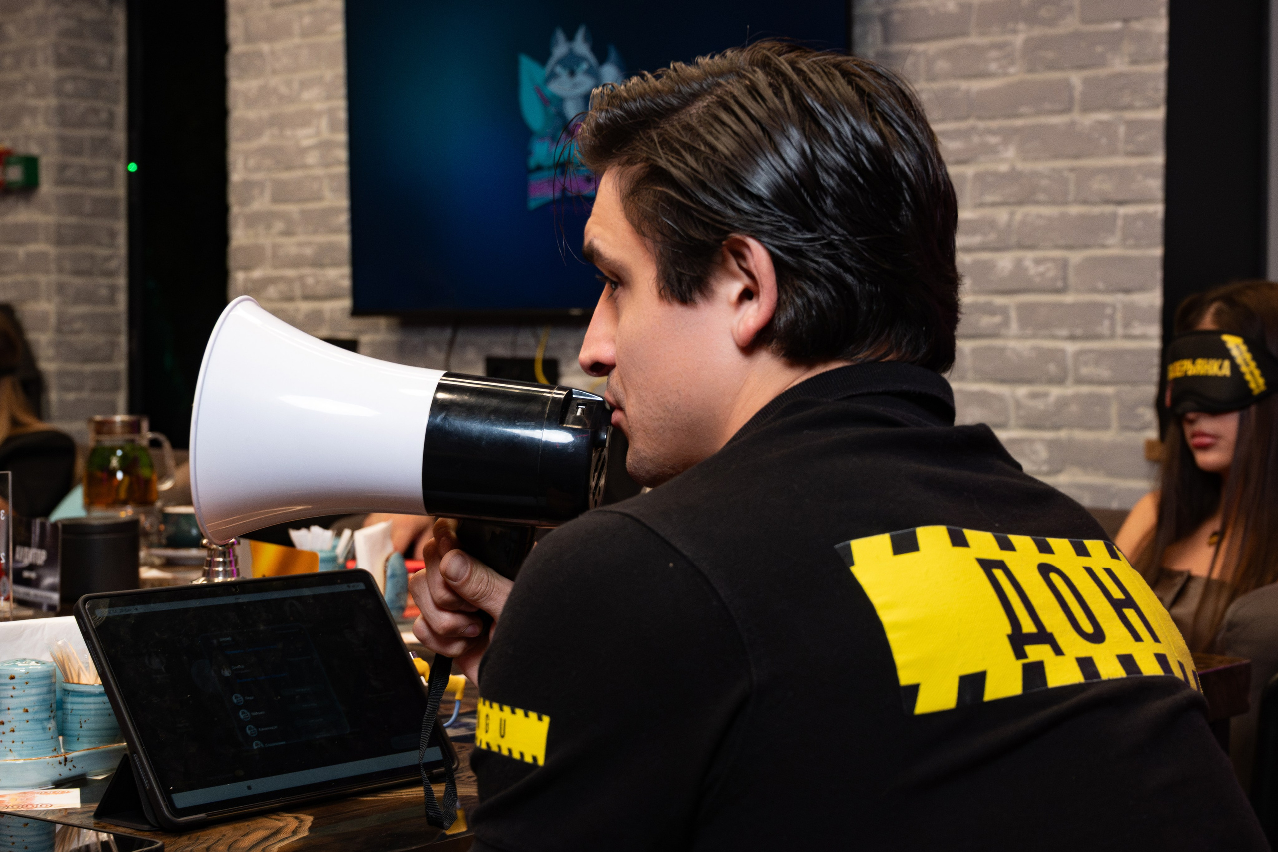 Репортаж на турнире по игре Мафия в «Мятном еноте». Фотограф мероприятий в Москве