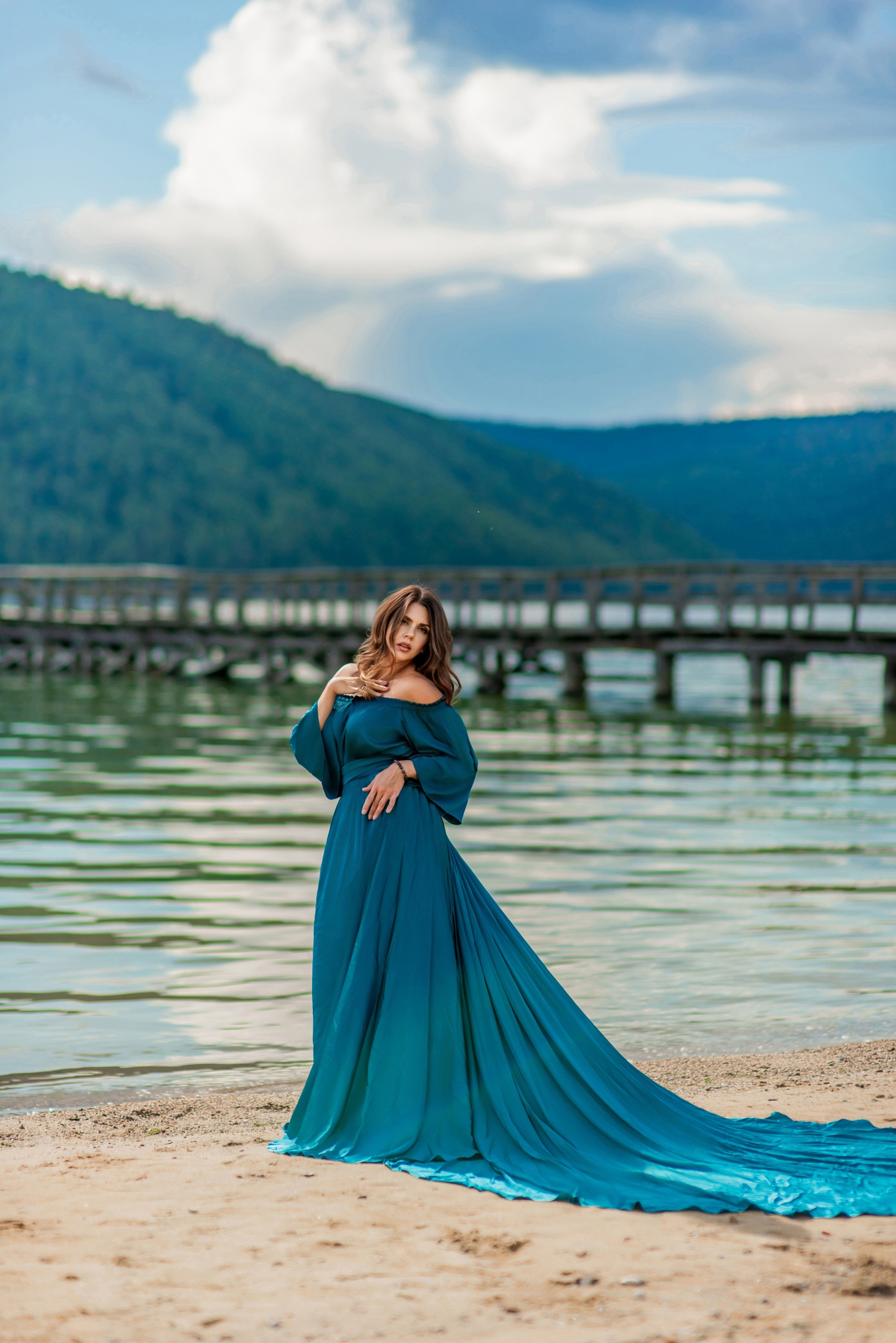 Воздушное платье с летящим шлейфом в аренду на Байкал для фотосессии