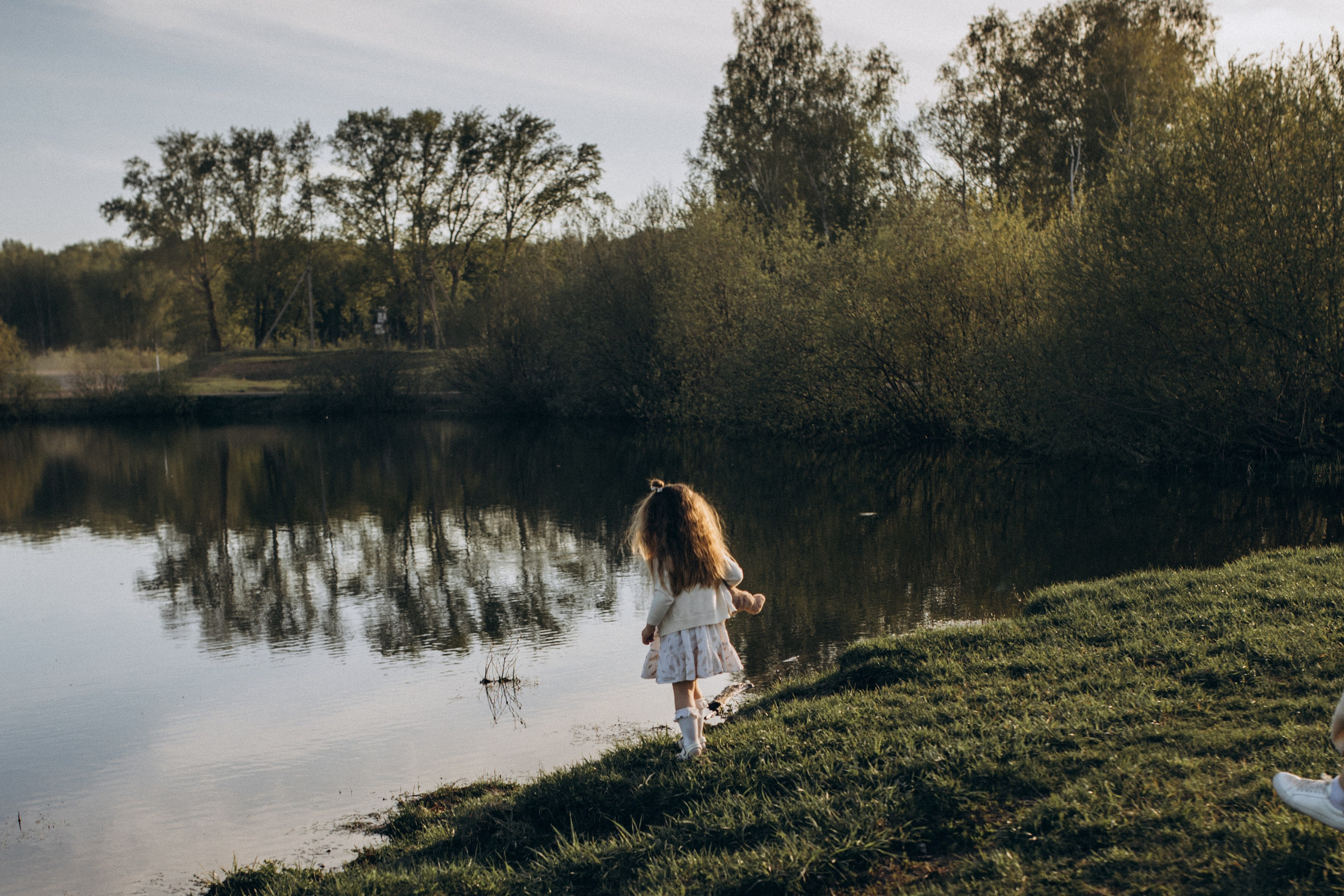 Прогулка у озера. Семейный фотограф lifestyle в Новосибирске Елена Шпилевая