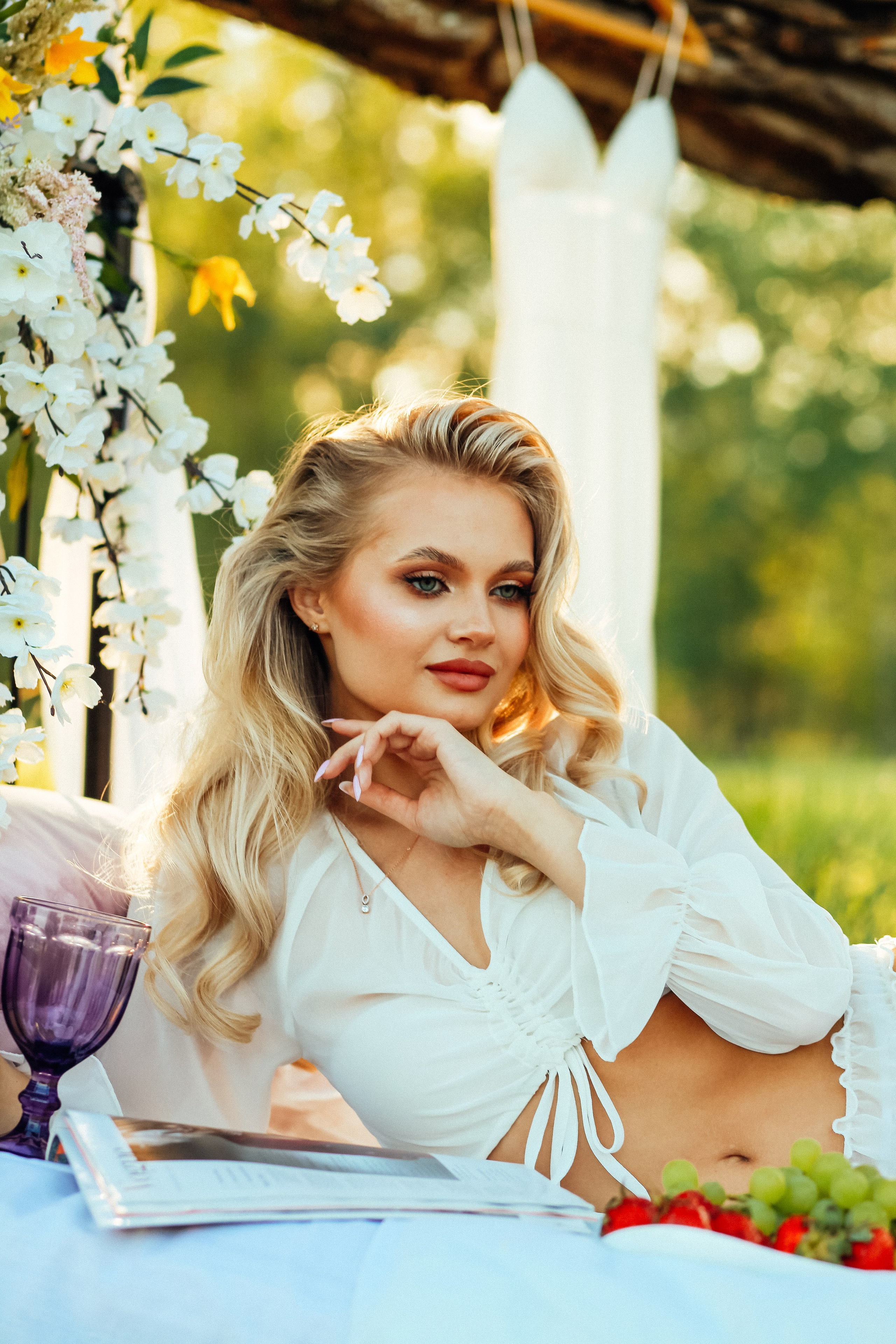утро очень красивая невеста блондинка цветы природа лето декор дерево кровать бокал