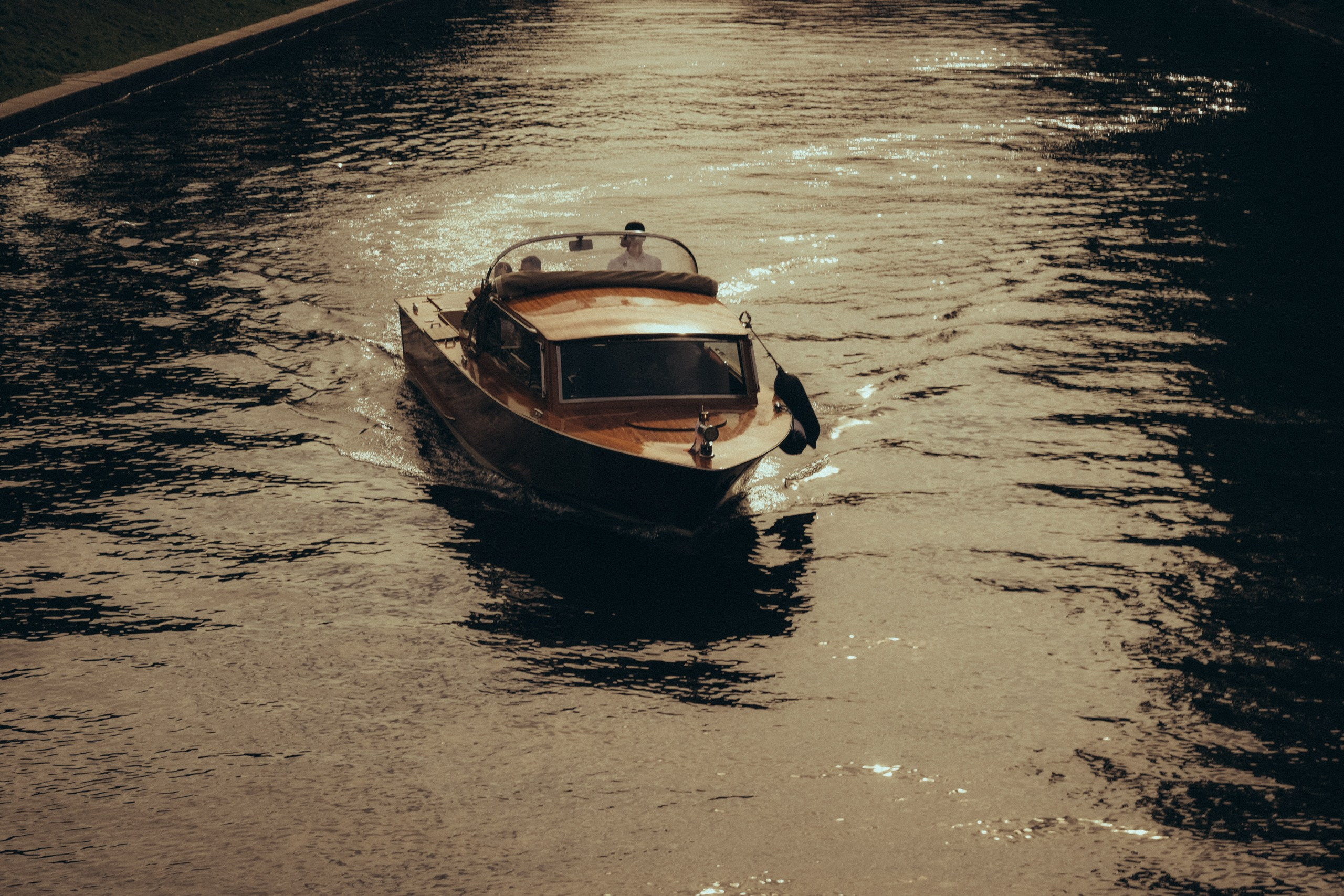 СВАДЕНБНАЯ СЬЕМКА НА КАТЕРЕ ПО КАНАЛАМ САНКТ-ПЕТЕРБУРГА И В АКВАТОРИИ НЕВЫ. Профессиональный фотограф, Санкт-Петербург — Виктория Богомолова