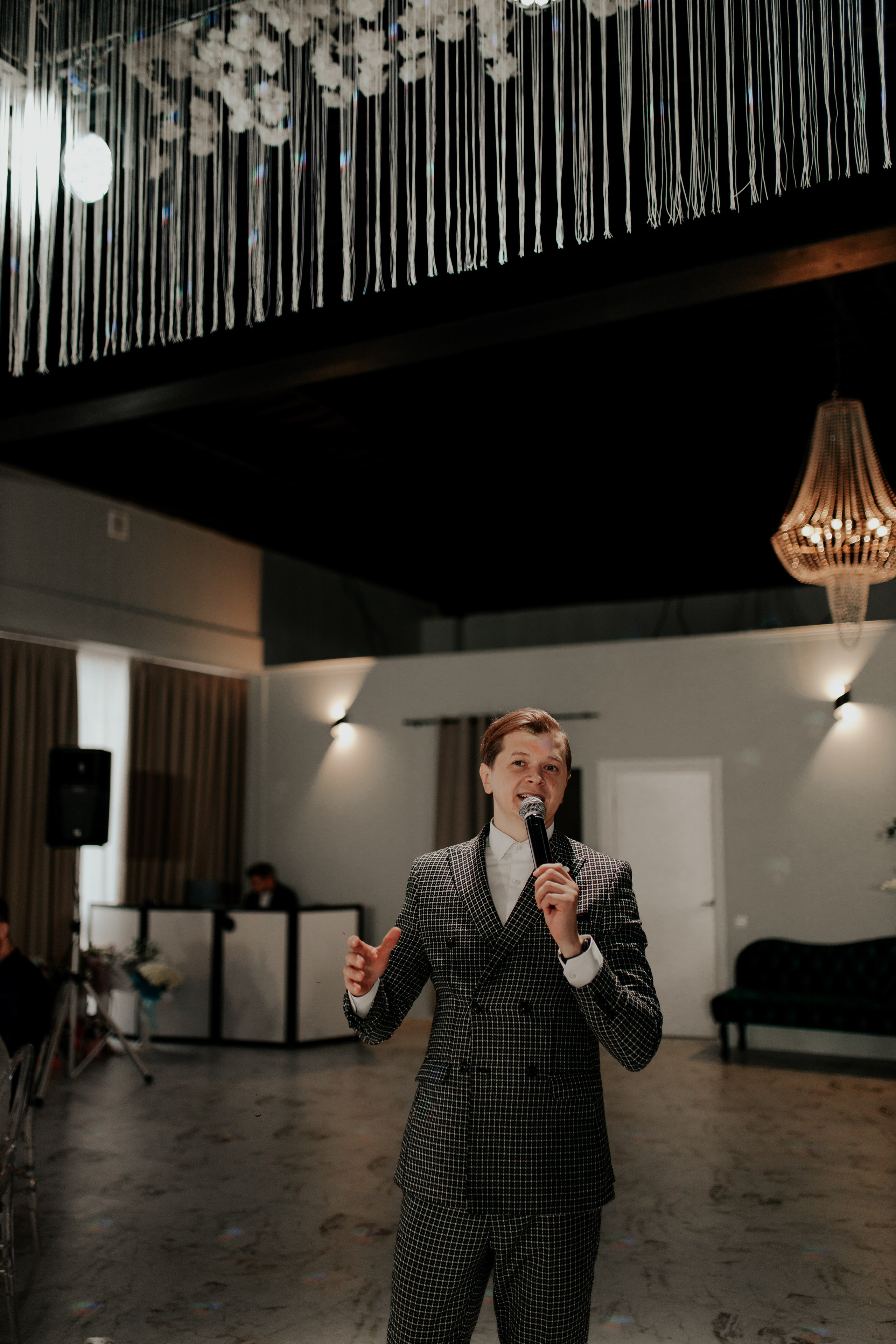 Ведущий банкета делятся воспоминаниями на свадебной фотосессии — атмосфера любви